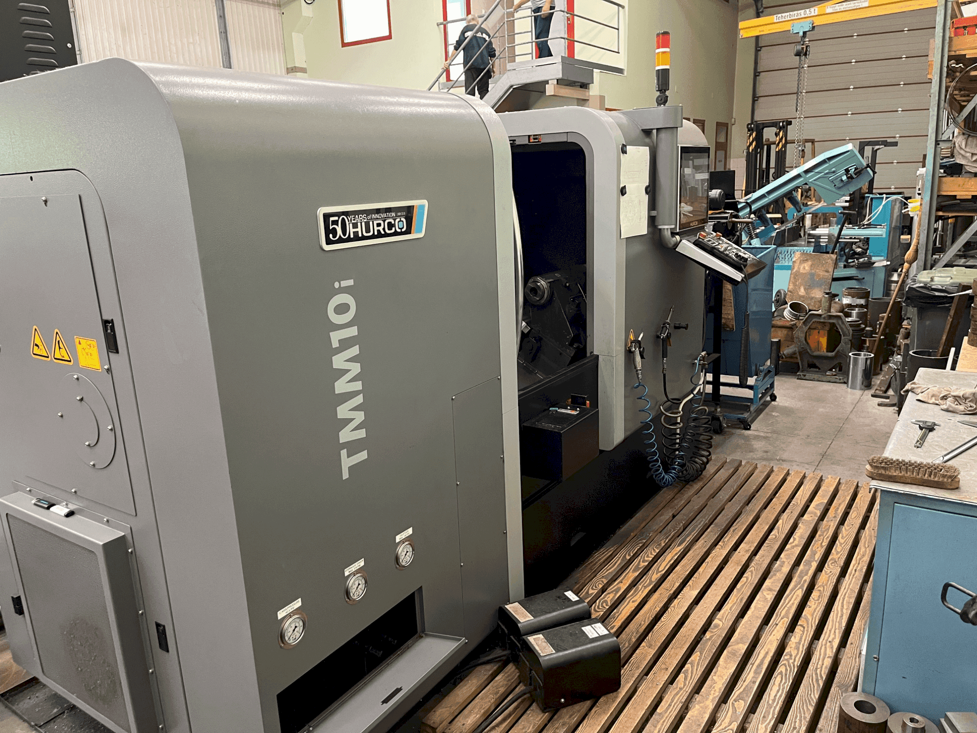Widok z przodu maszyny Hurco TMM10i