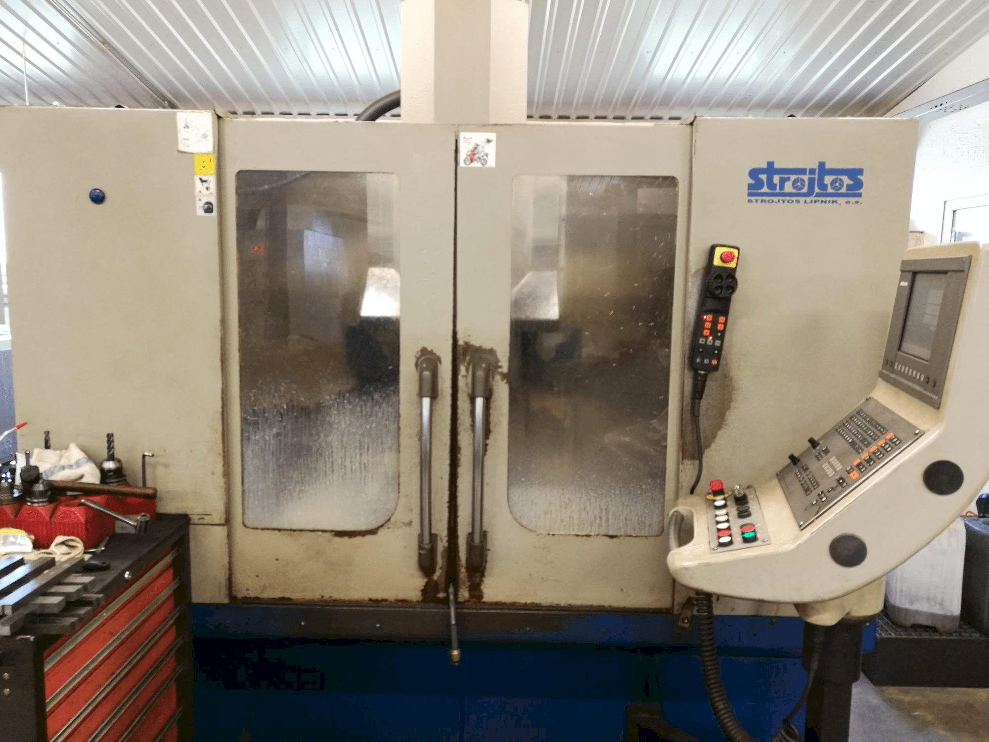 Widok z przodu maszyny Strojtos VMC 40/8