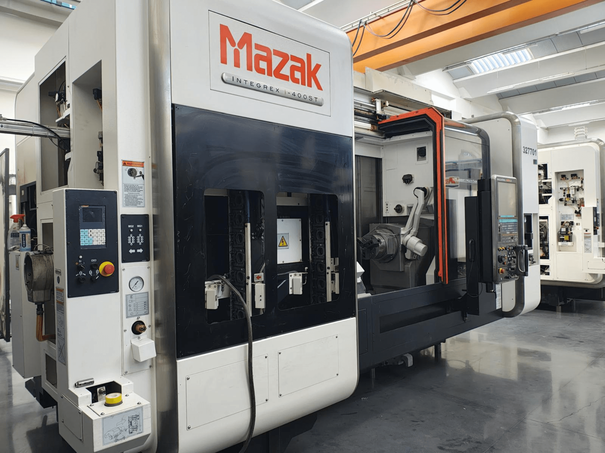 Mazak Integrex 400ST, widok z przodu; maszyna CNC z panelem sterowania, wrzecionami i ramieniem robota widoczna w warunkach warsztatowych.