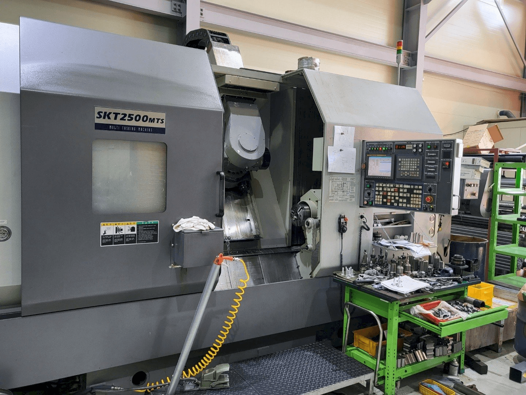 Widok z przodu maszyny Hyundai Wia SKT2500MTS