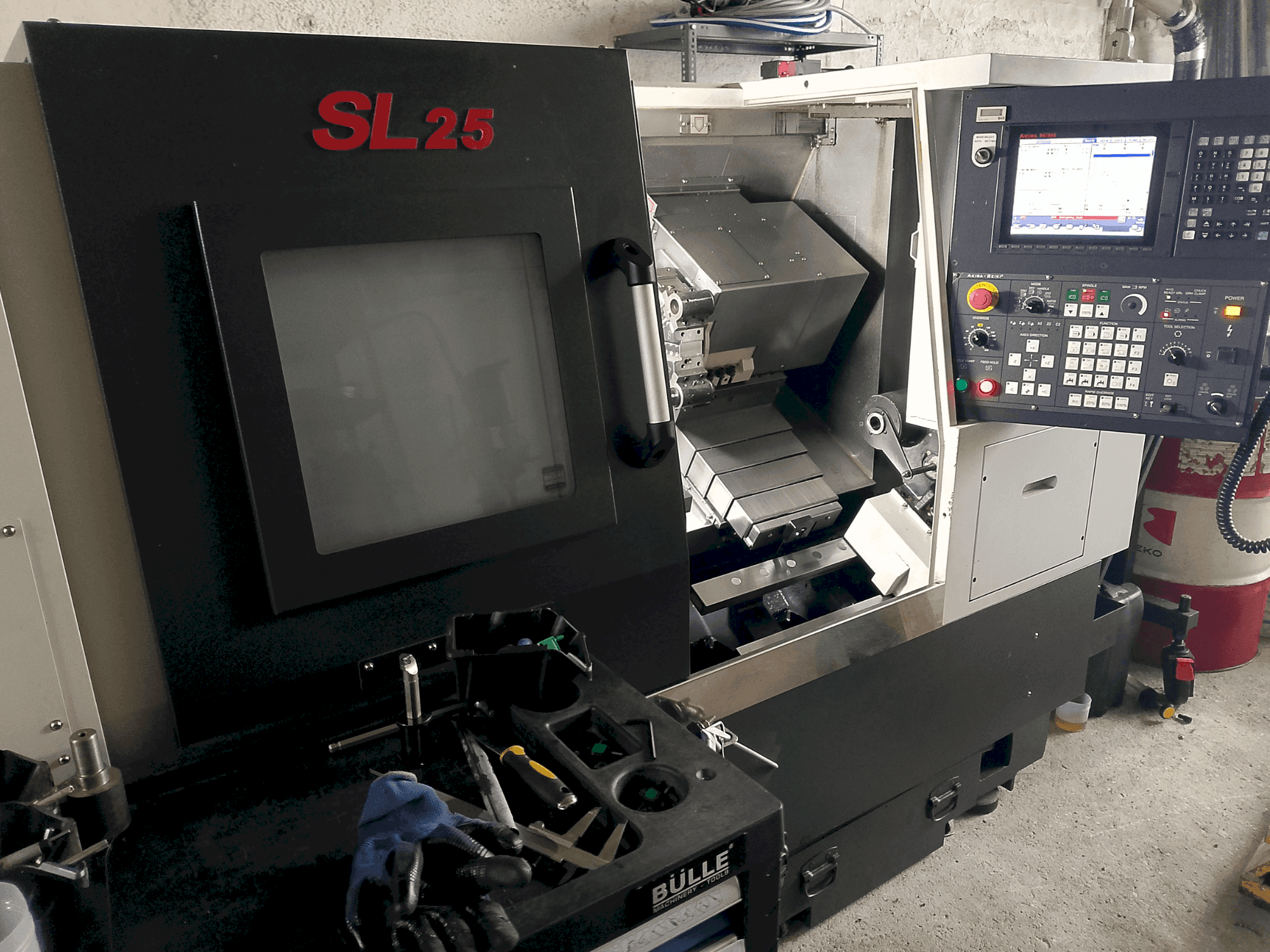 Widok z przodu maszyny Akira Seiki SL 25