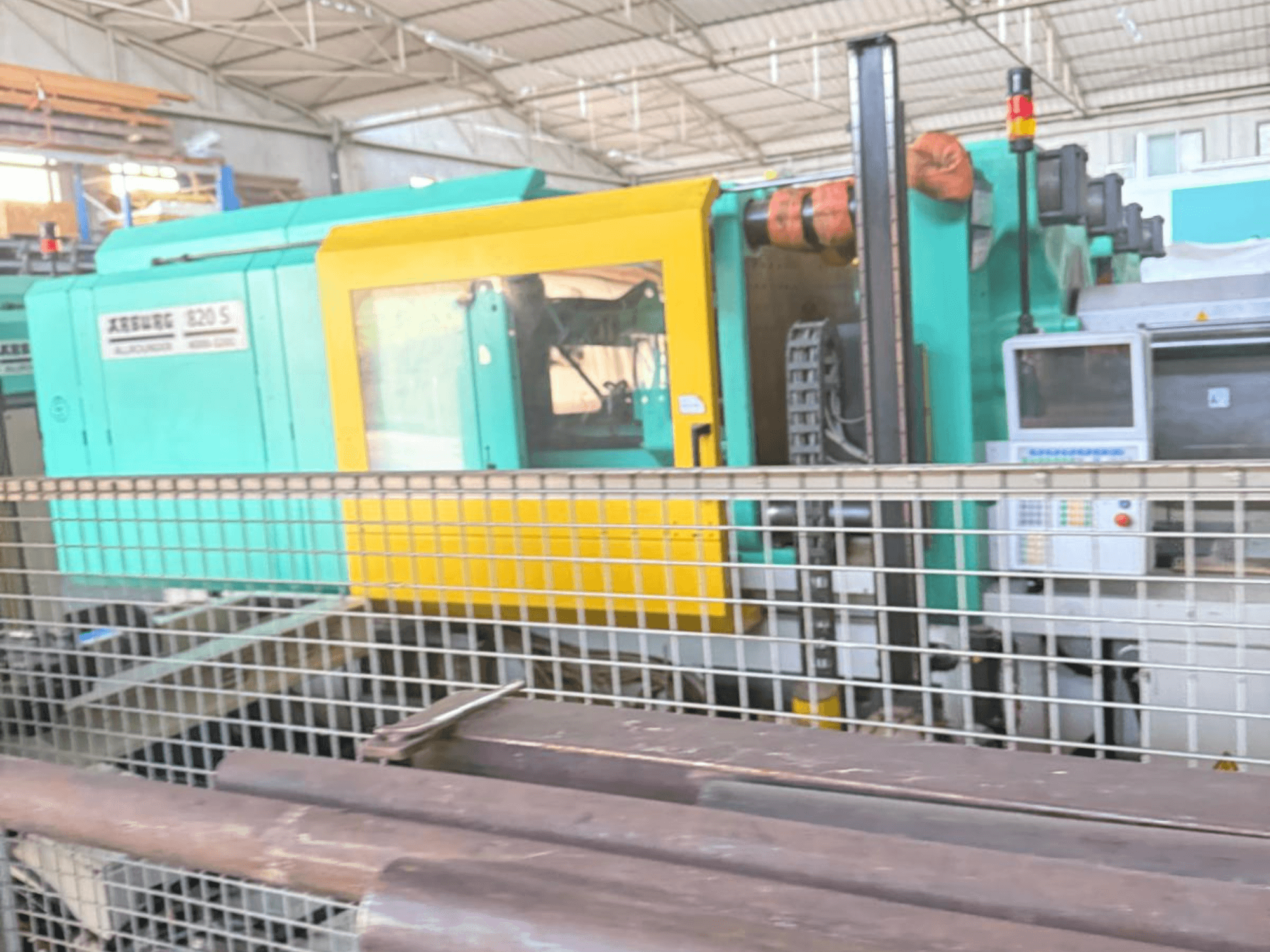 Hydrauliczna wtryskarka Arburg SELECTA 820 S 4000-3200, widok z boku, panel sterowania i żywy żółto-turkusowy design.