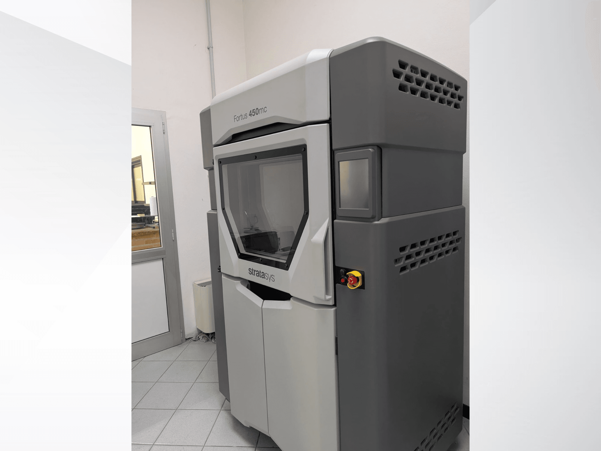 Drukarka 3D do tworzyw sztucznych Stratasys FORTUS 450mc w widoku z boku, prezentująca elegancką konstrukcję i panel sterowania.