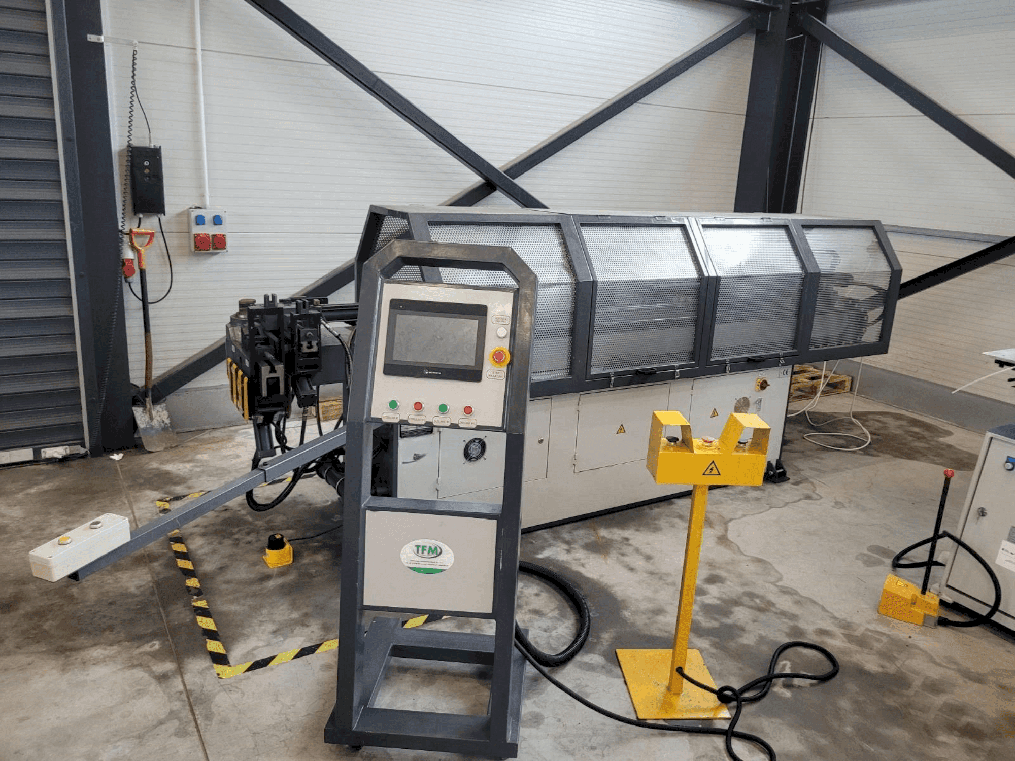 Widok z przodu maszyny TFM GM-SB-38CNC- 2A1S