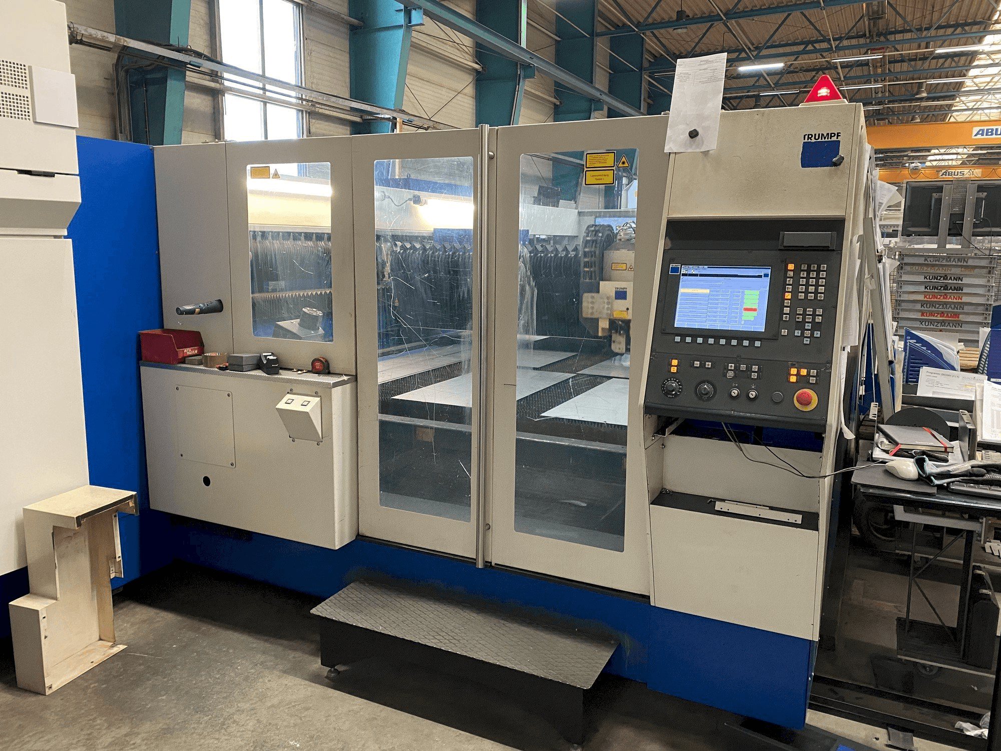 Widok z przodu maszyny Trumpf laser 5040
