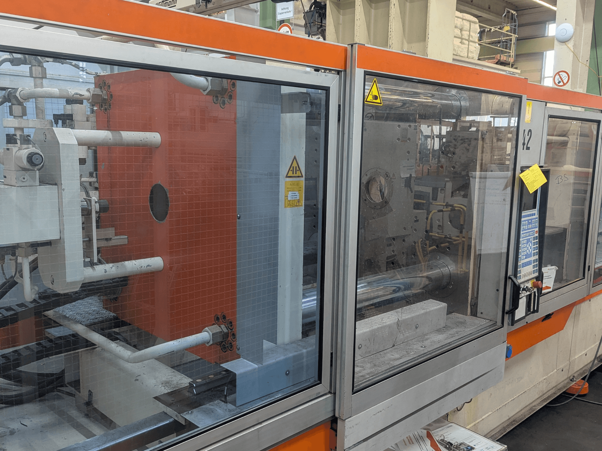 Widok z przodu wtryskarki hydraulicznej DEMAG SYSTEC 80/420-310 z widocznym panelem sterowania i elementami maszyny.