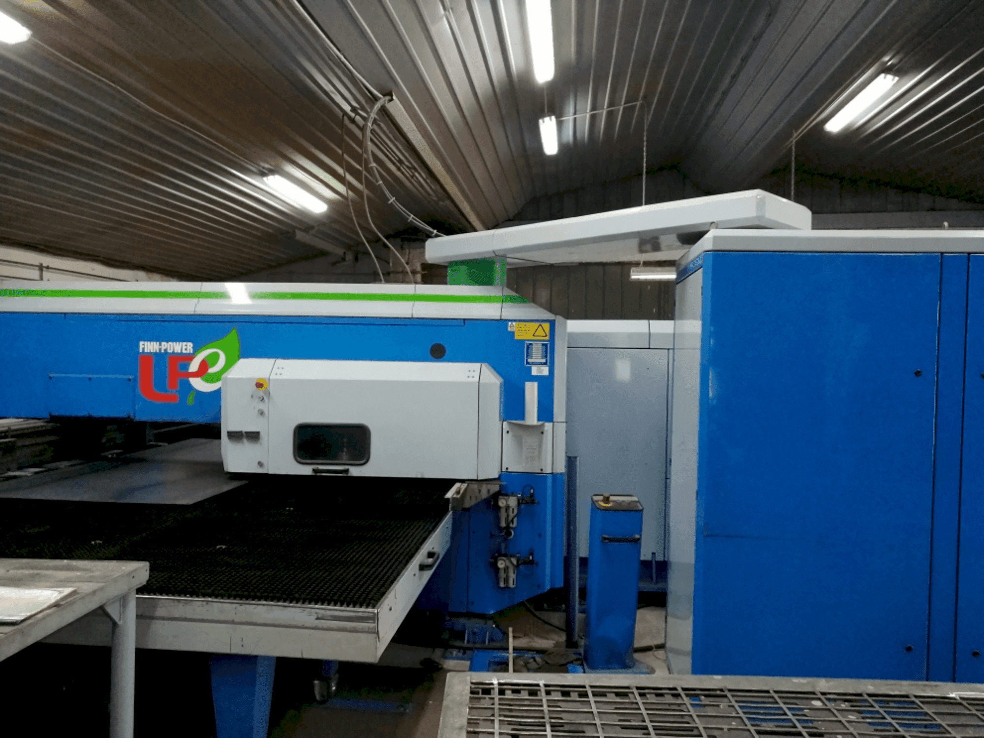 Widok z przodu maszyny Finn-Power LPE5 SWUH