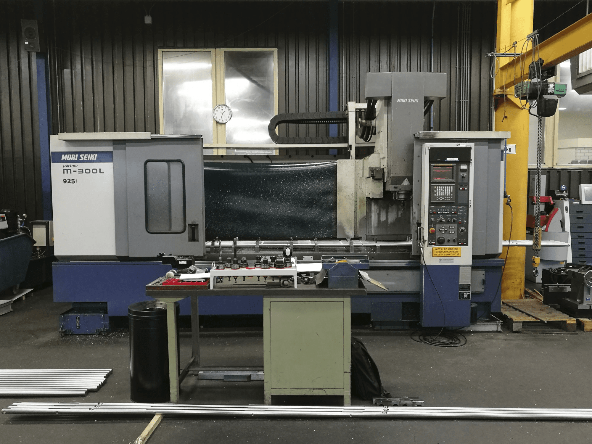 Widok z przodu maszyny MORI SEIKI M-300L2