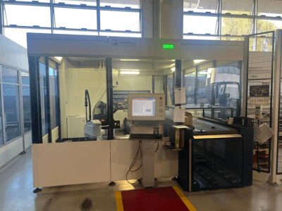 Giętarka przemysłowa, model Piegatrice 3, widok z przodu z panelem sterowania i ramieniem robota, w dobrze oświetlonym warsztacie.