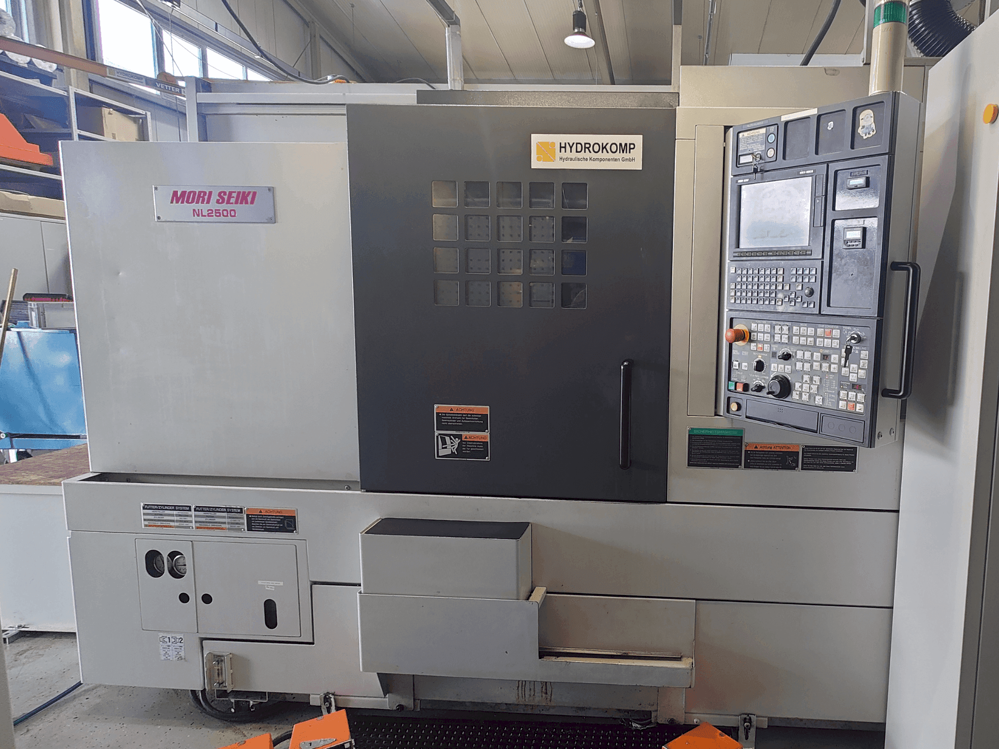 Widok z przodu maszyny DMG Mori Seiki NL2500SY/700
