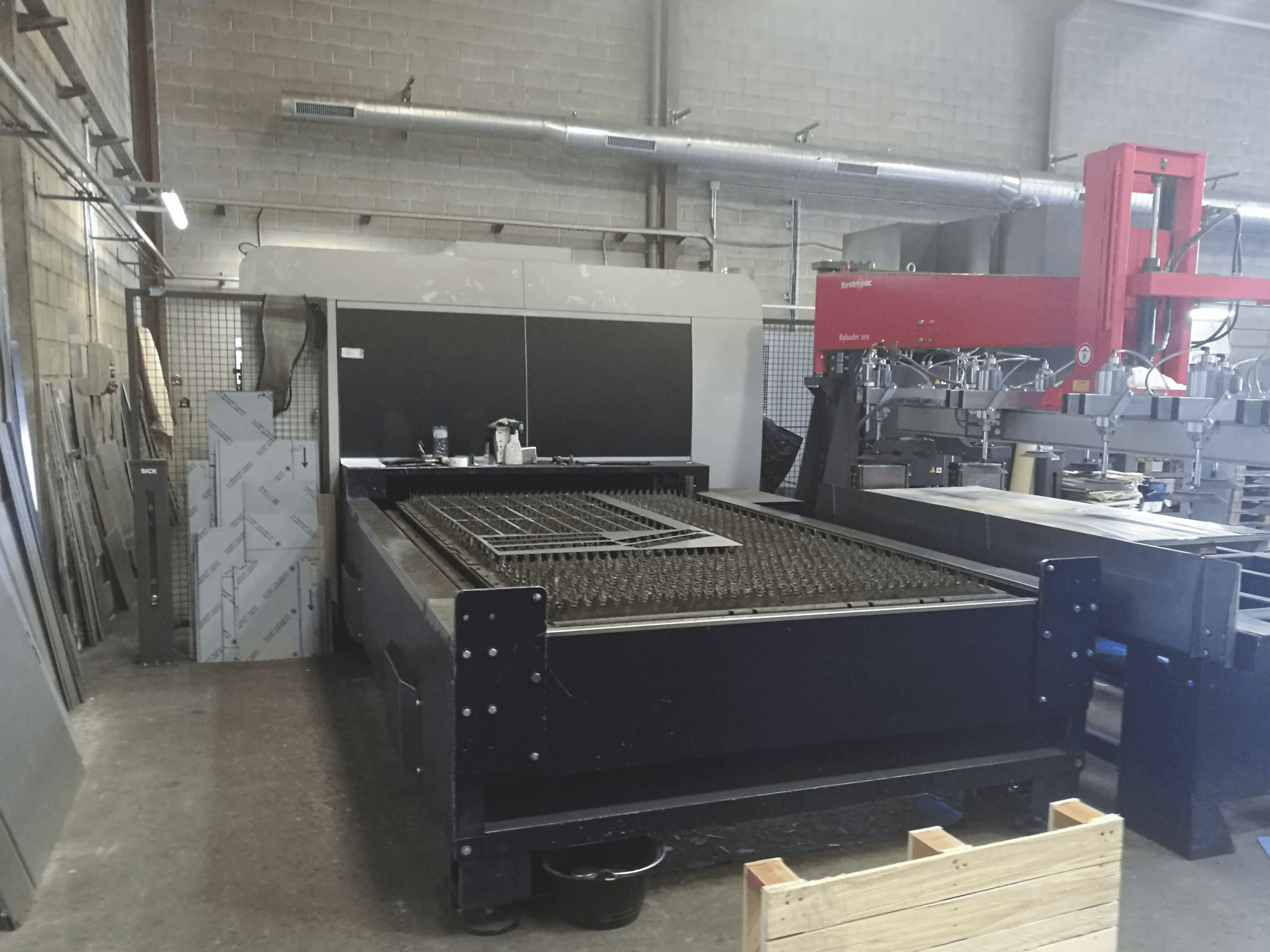 Widok z przodu maszyny Bystronic BySprint Fiber 3015