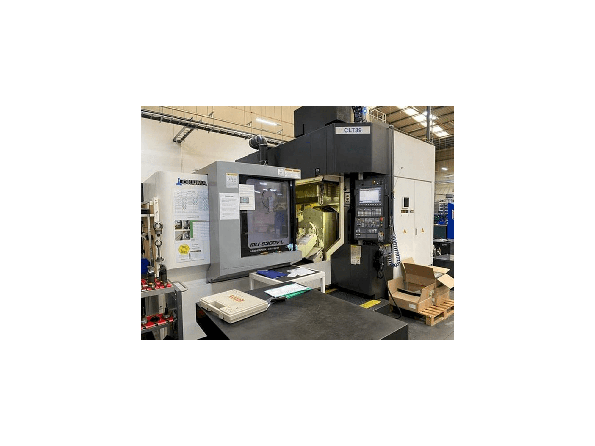 Widok z przodu maszyny Okuma MU 6300V-L