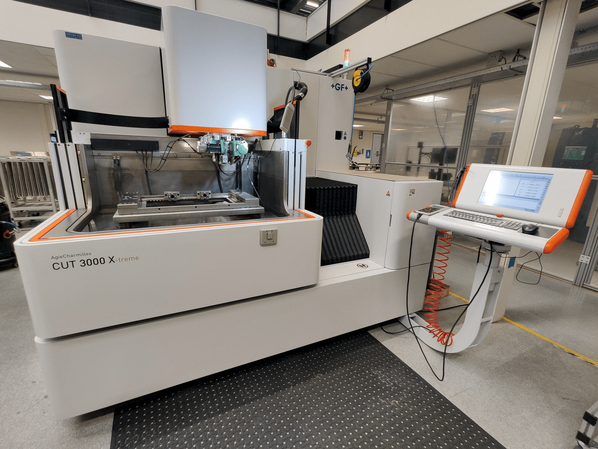 Widok z przodu maszyny GF AgieCharmilles CUT 3000 X