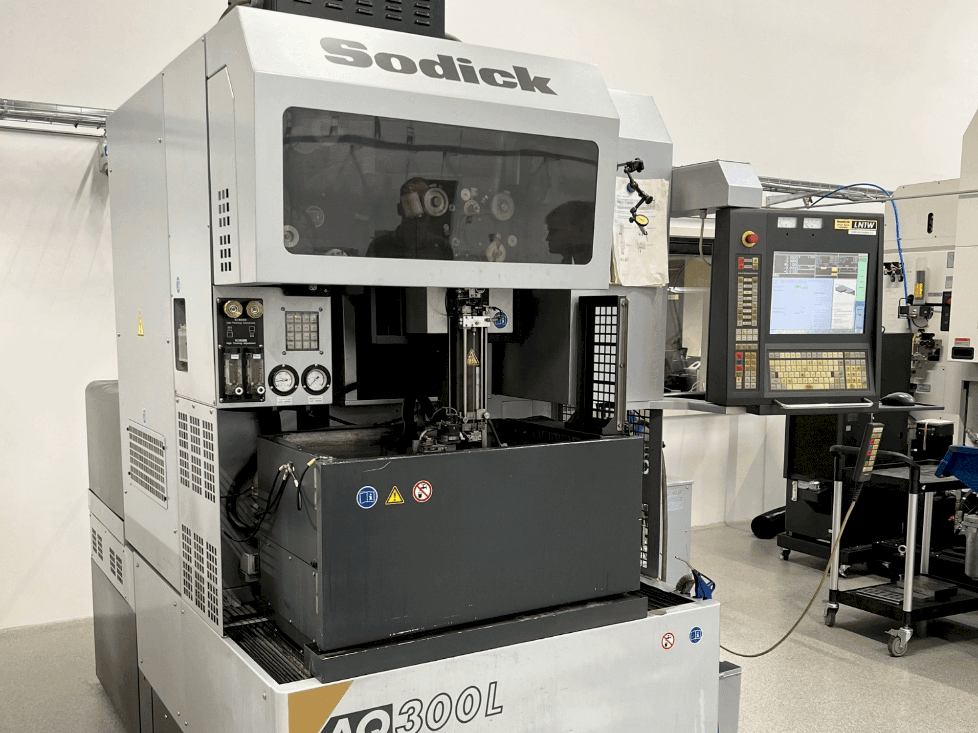 Widok z przodu maszyny Sodick AQ300L