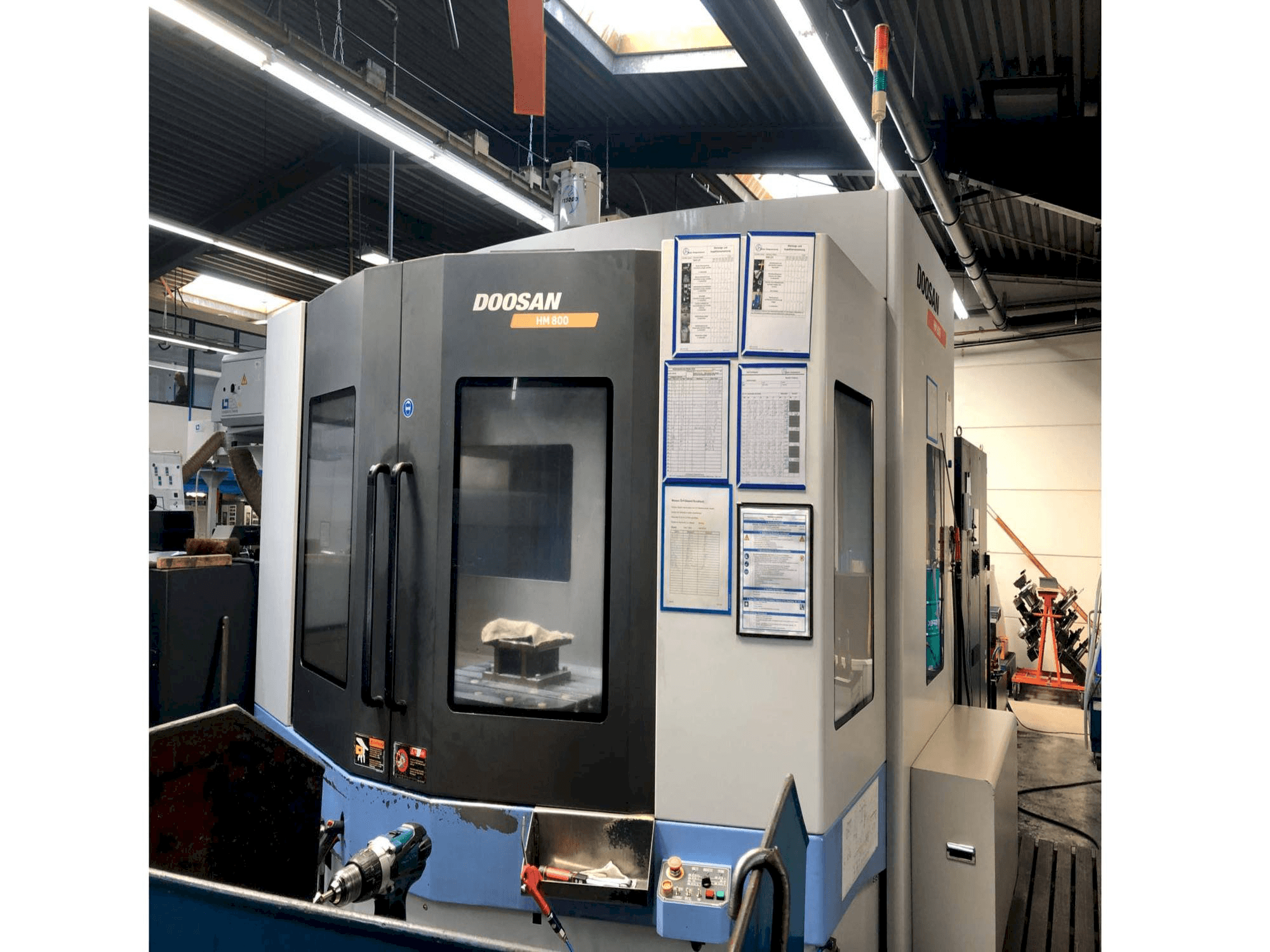 Widok z przodu maszyny Doosan HM 800