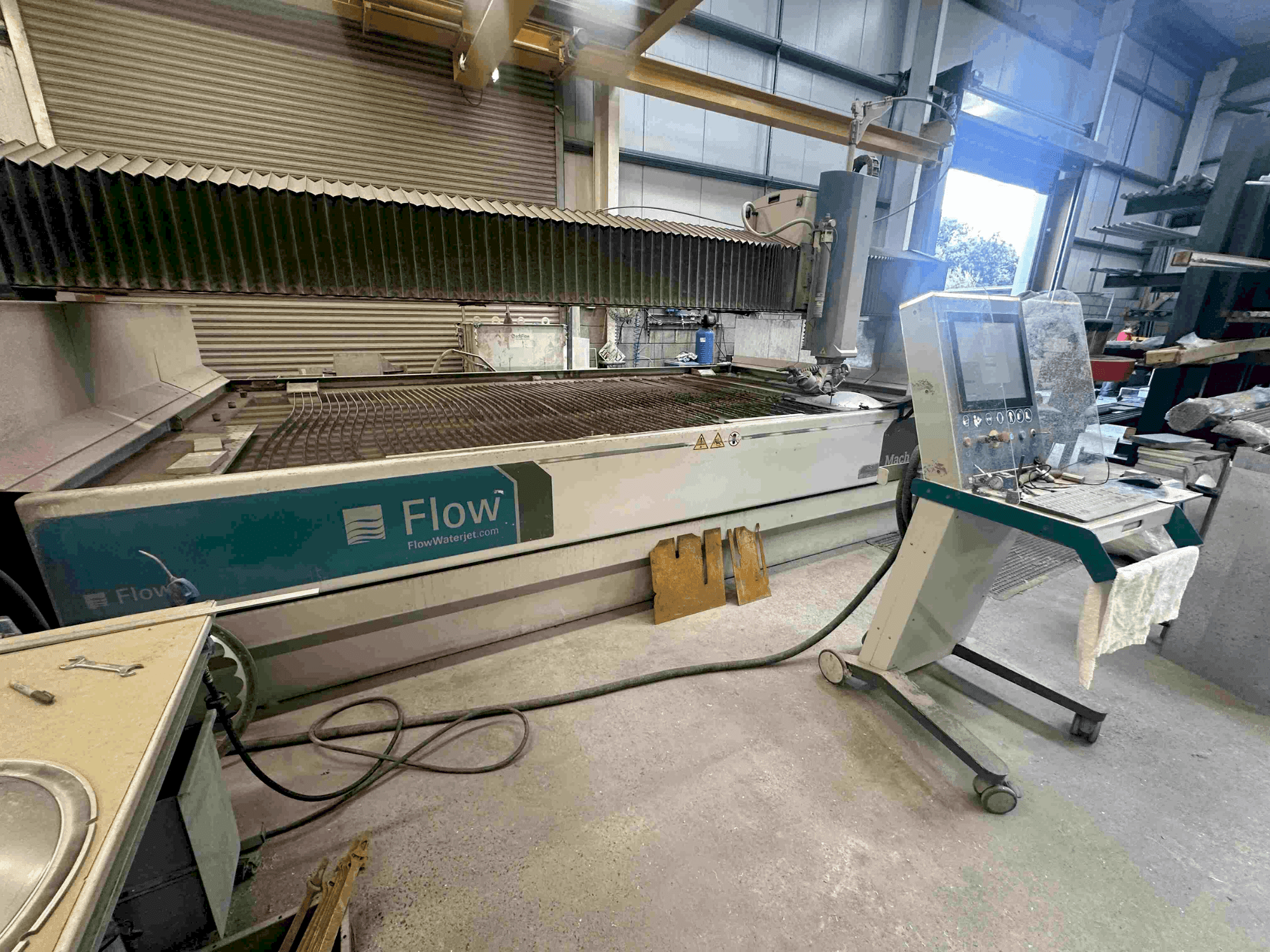 Widok z przodu maszyny Flow Mach 500-4020