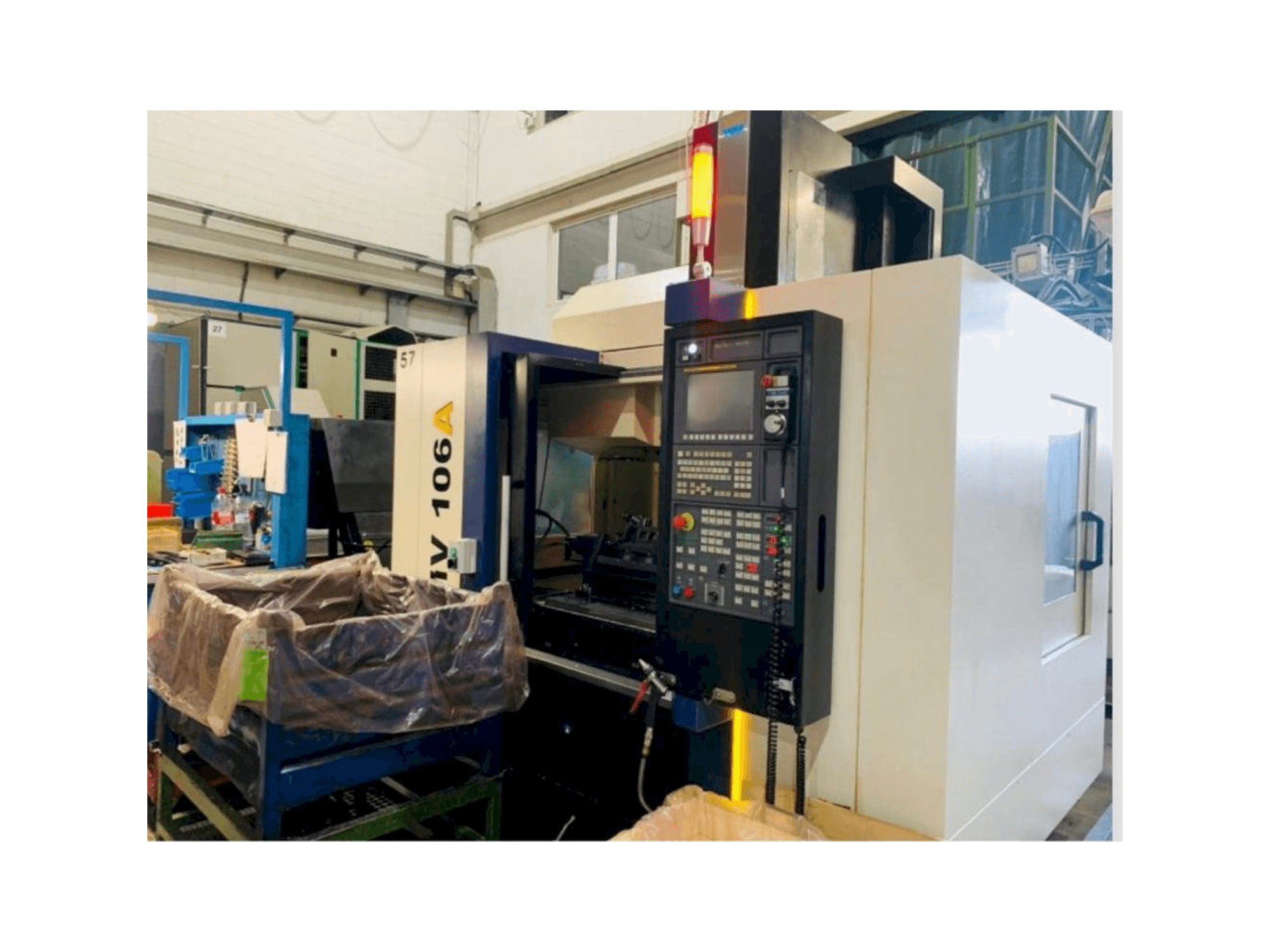 Widok z przodu maszyny YCM NMV106A