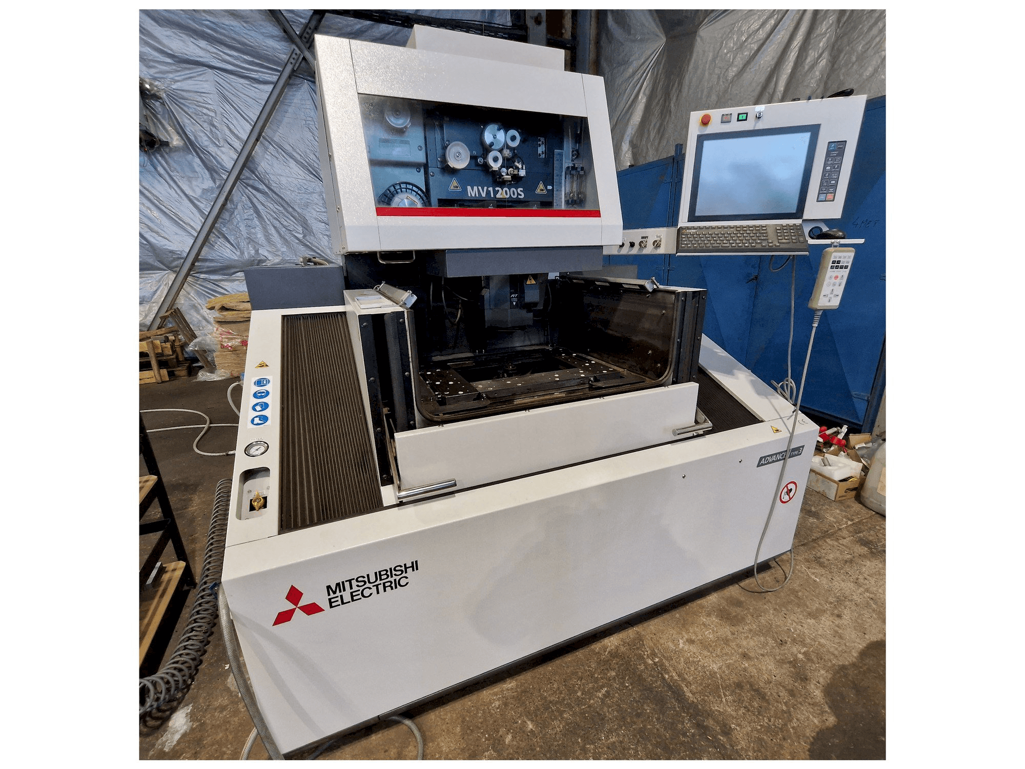 Widok z przodu maszyny Mitsubishi MV1200S