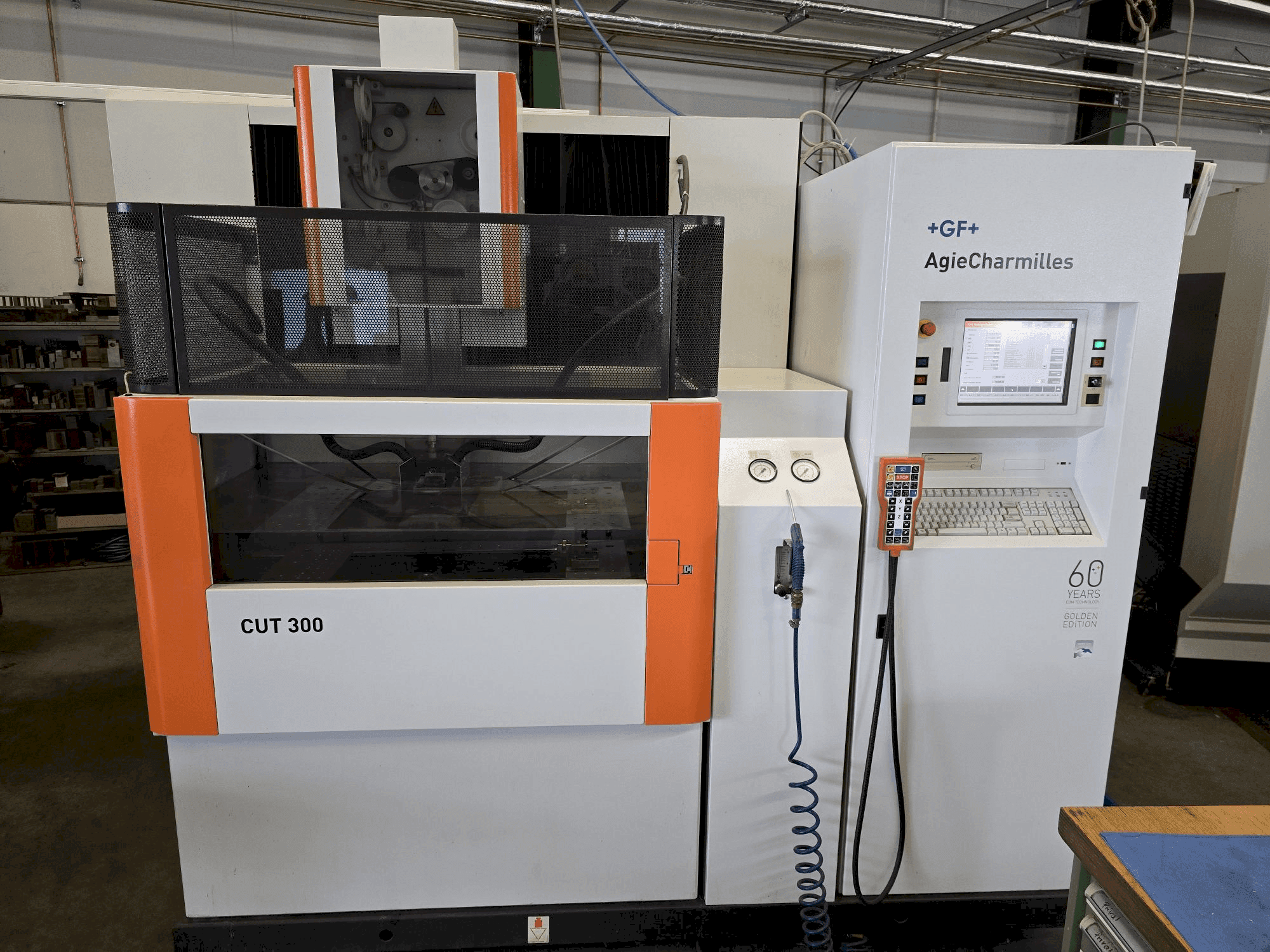 Widok z przodu maszyny AgieCharmilles CUT 300