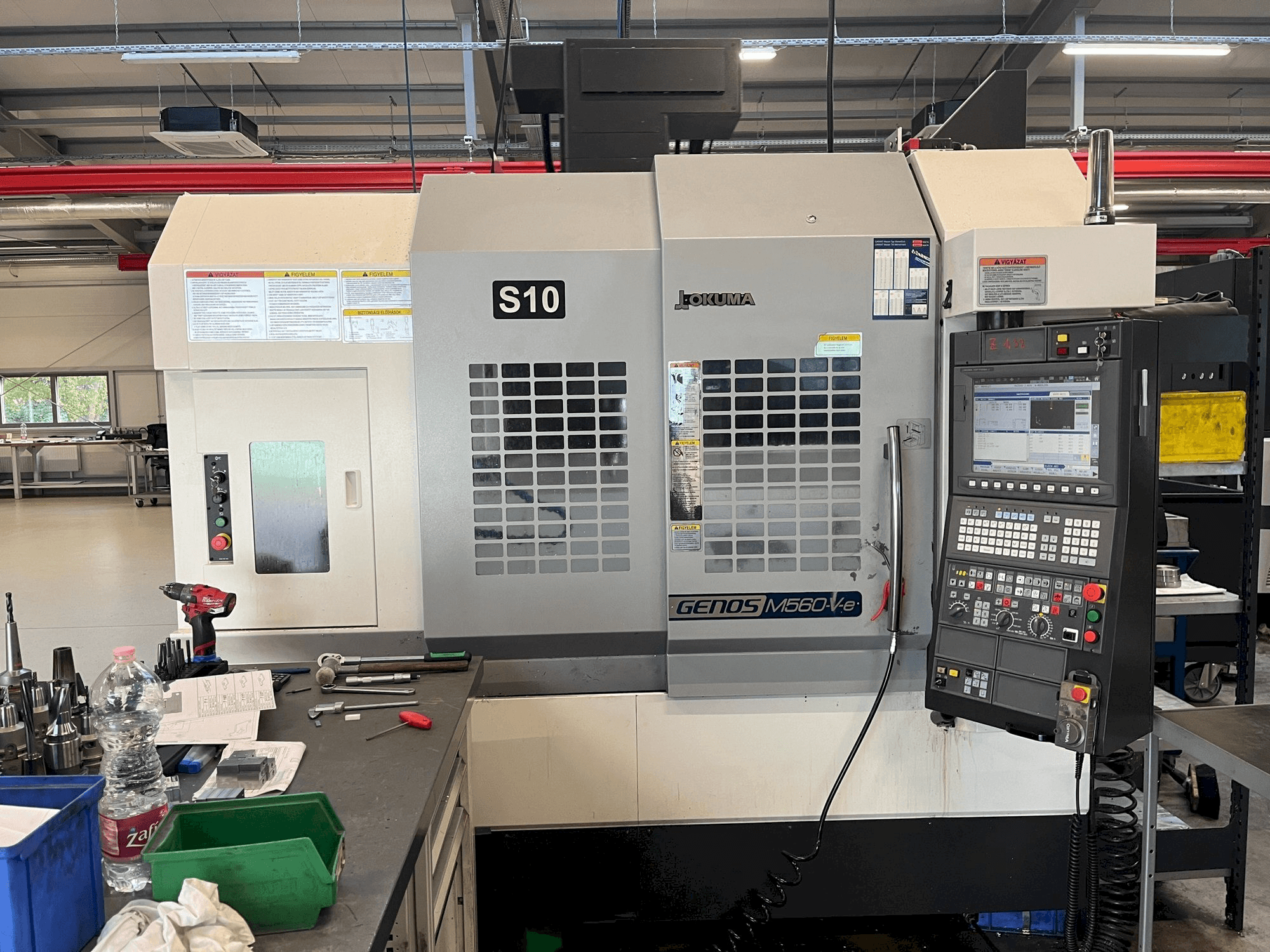 Widok z przodu maszyny Okuma GENOS M560R