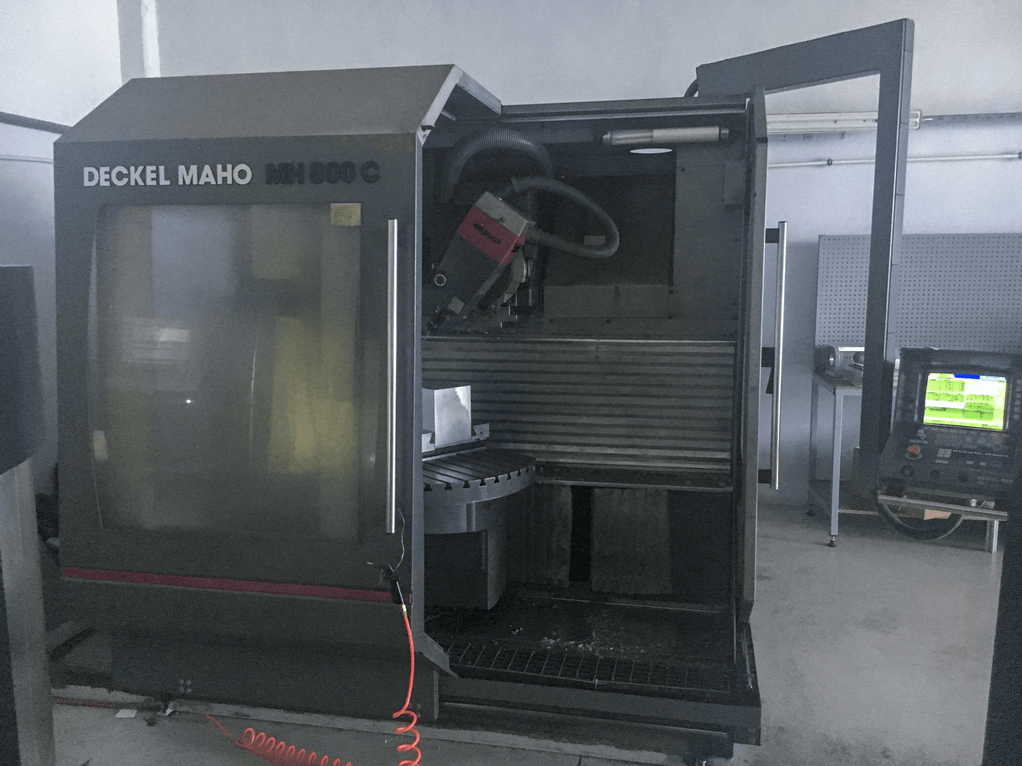 Widok z przodu maszyny DECKEL MAHO MH 800 C