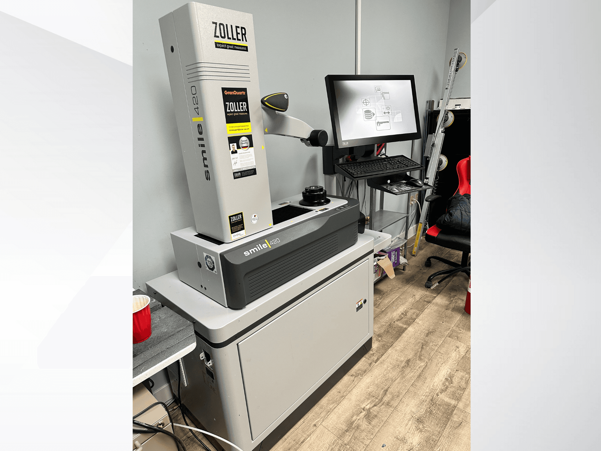 Zoller Smile 420, cyfrowa maszyna pomiarowa, pokazana w widoku z przodu z monitorem i obszarem roboczym w tle.