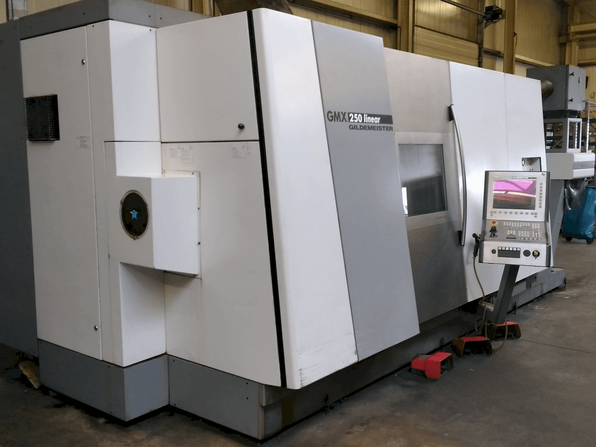 Widok z przodu maszyny Gildemeister GMX 250 linear