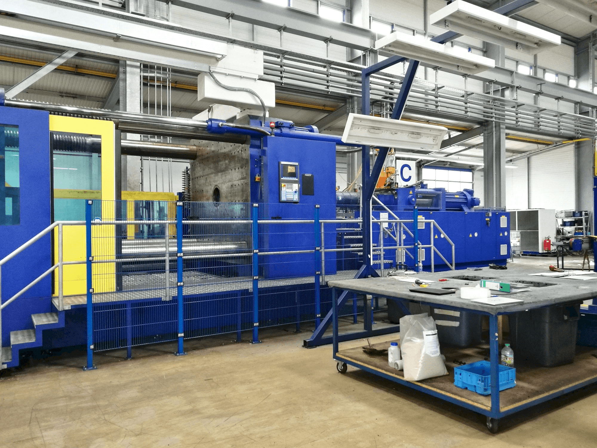 Widok z przodu maszyny Krauss Maffei 2300-12000 MX