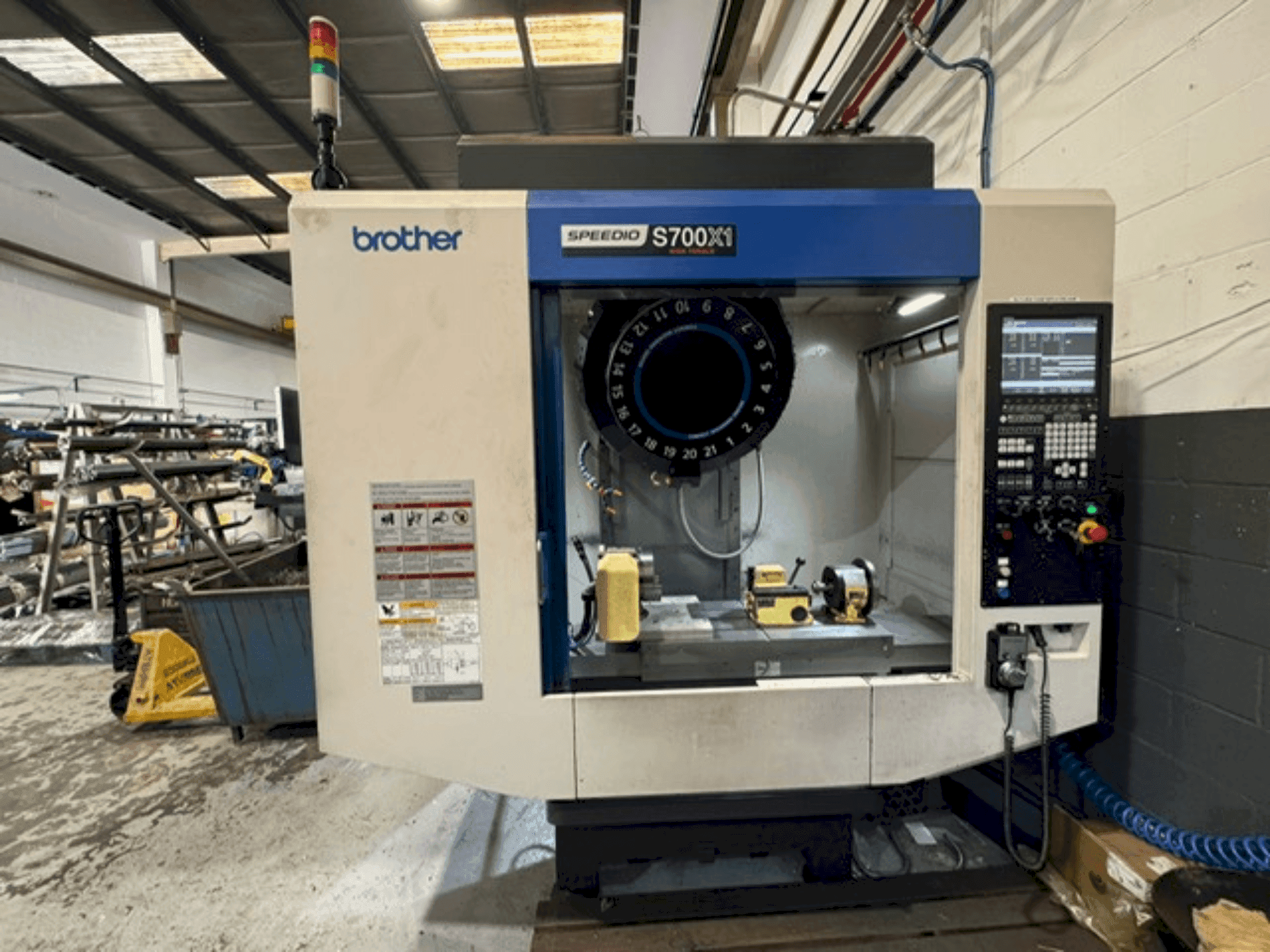 Widok z przodu maszyny Brother Speedio S700X1