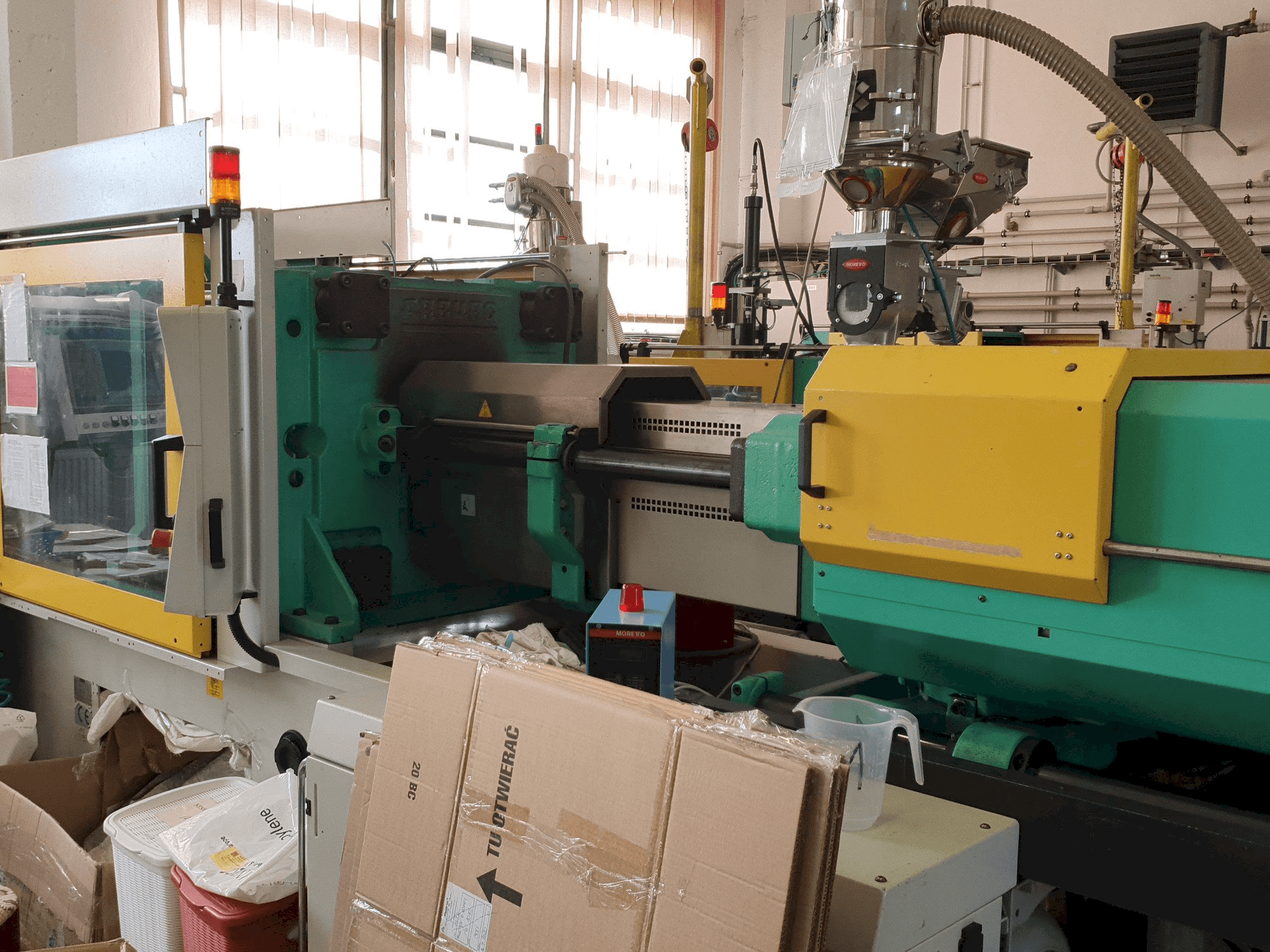 Widok z przodu maszyny Arburg 570C 2200 - 1300