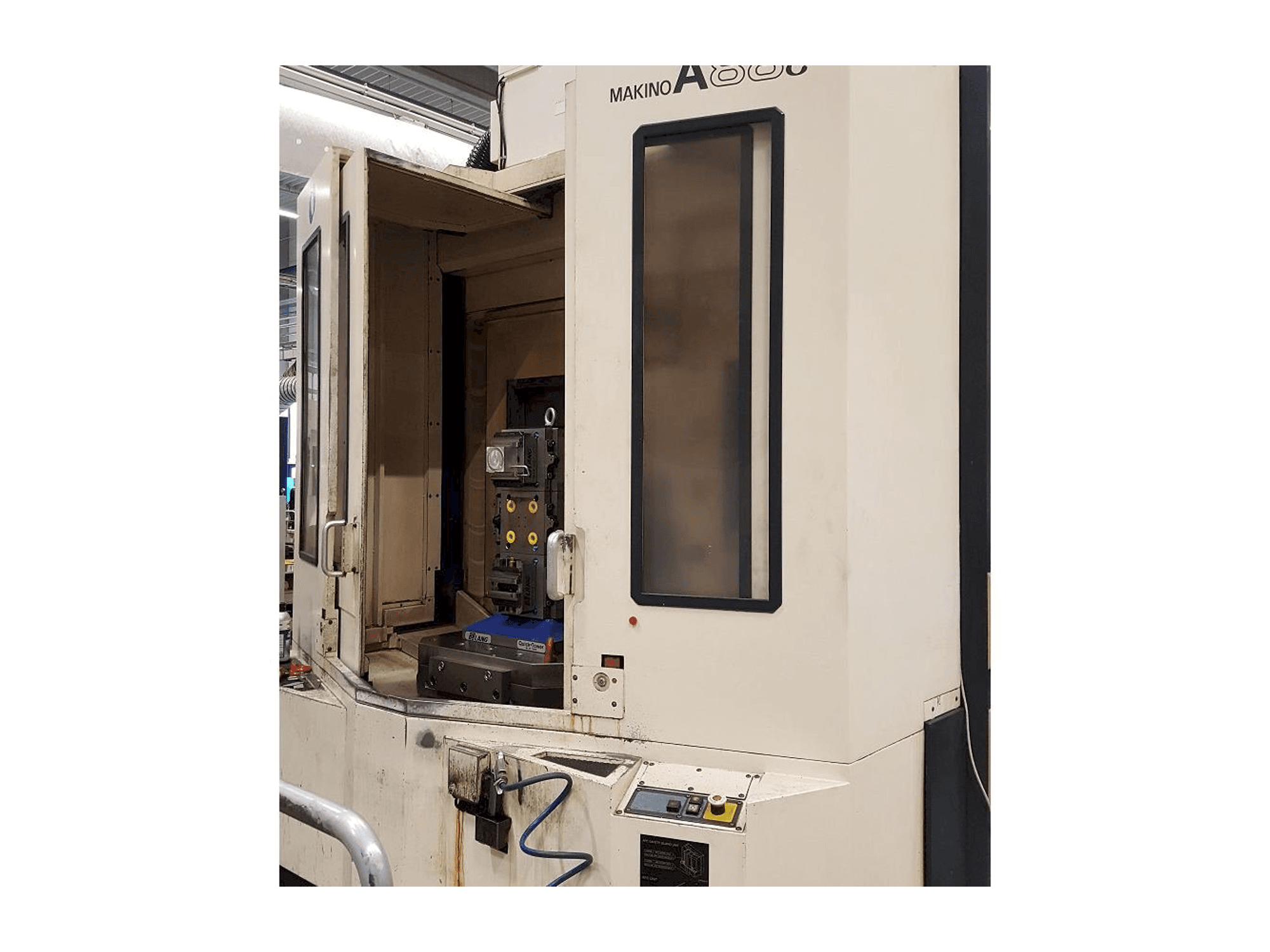 Widok z przodu maszyny Makino A88E