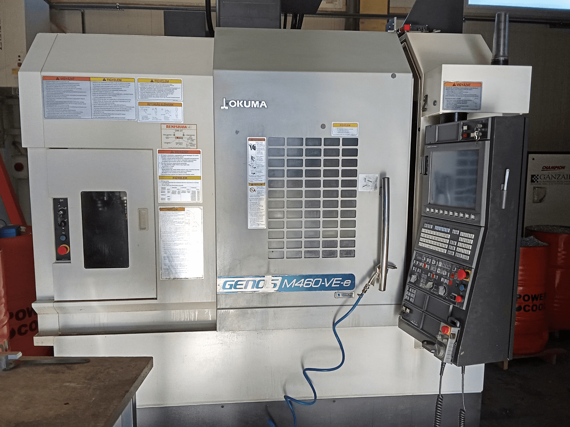Pionowe centrum obróbcze Okuma M460R-VE, widok z przodu, pokazujący panel sterowania i szczegóły interfejsu operacyjnego.