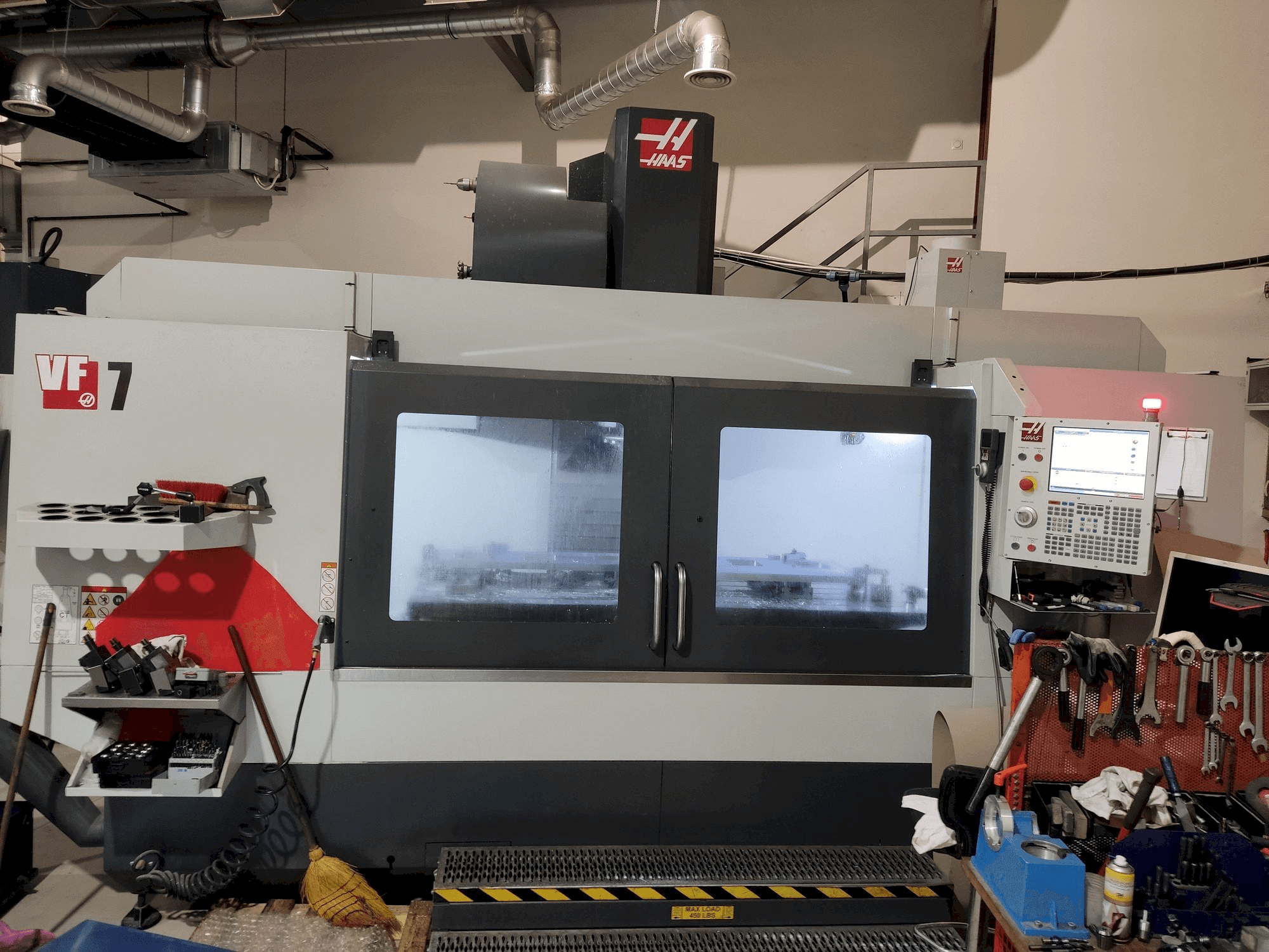 Widok z przodu maszyny HAAS VF-7