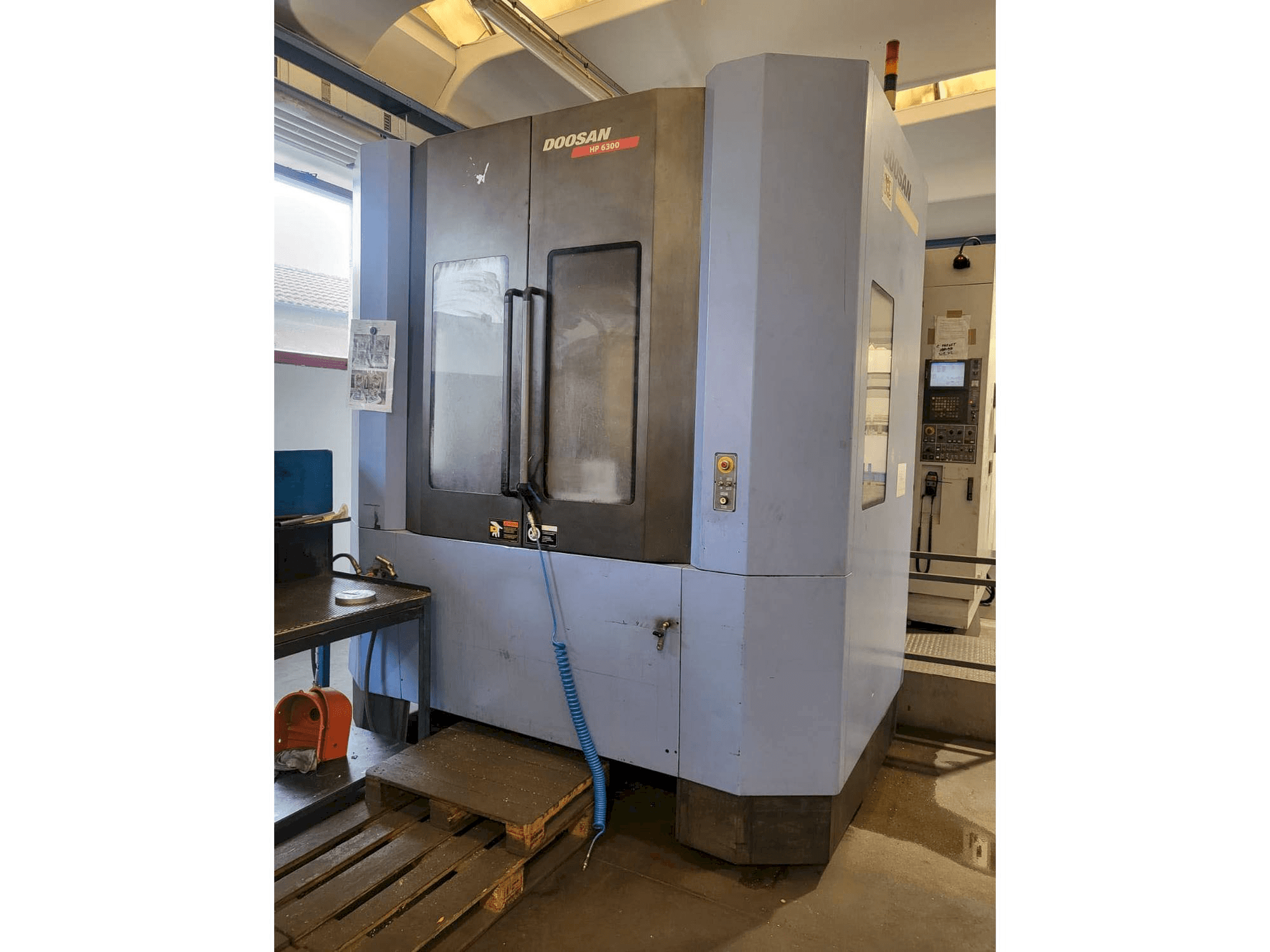 Widok z przodu maszyny Doosan HP 6300