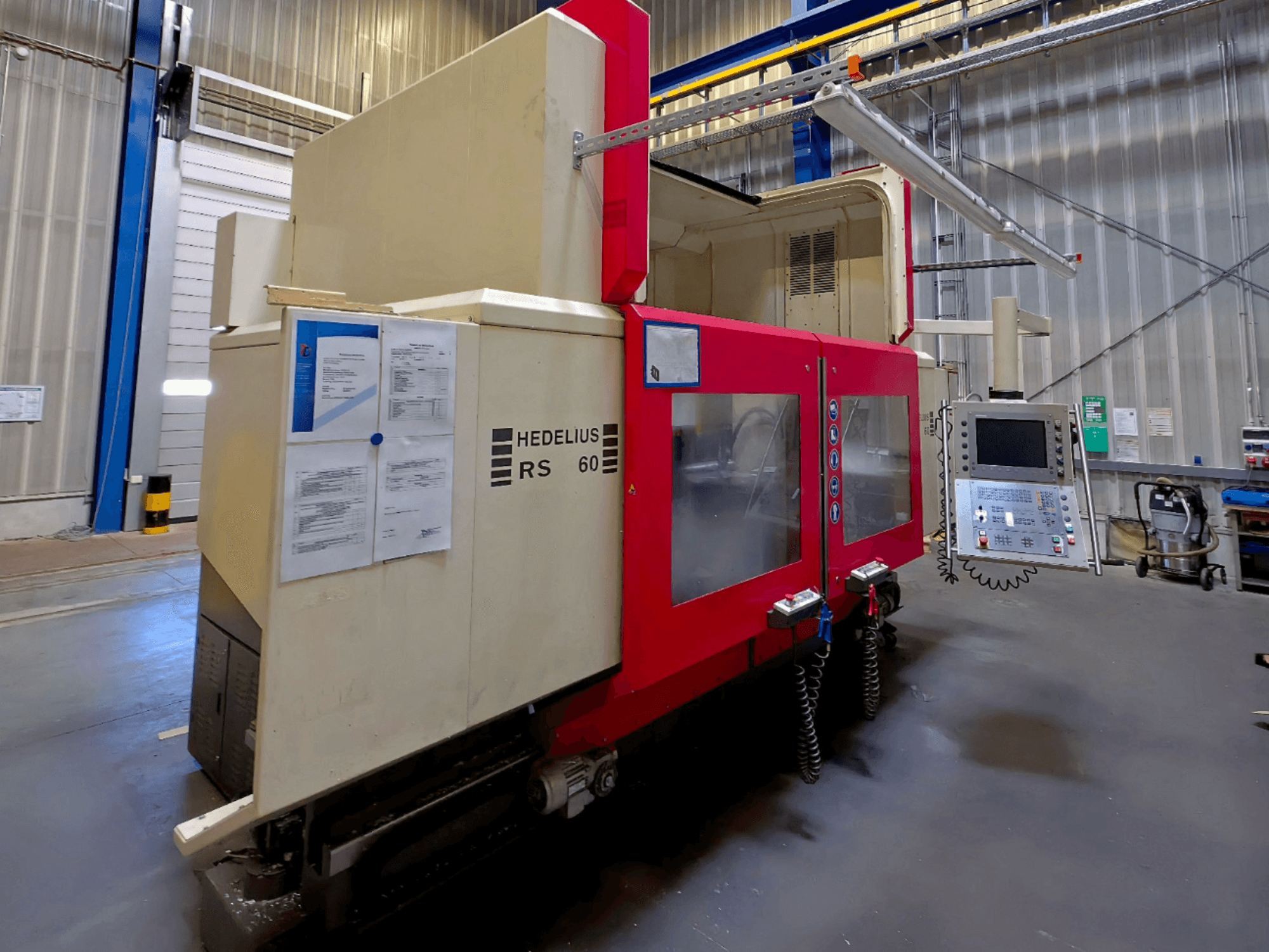 Pionowe centrum obróbcze HEDELIUS RS 60 K - 2000, widok z boku, widoczny panel sterowania i instrukcje bezpieczeństwa.
