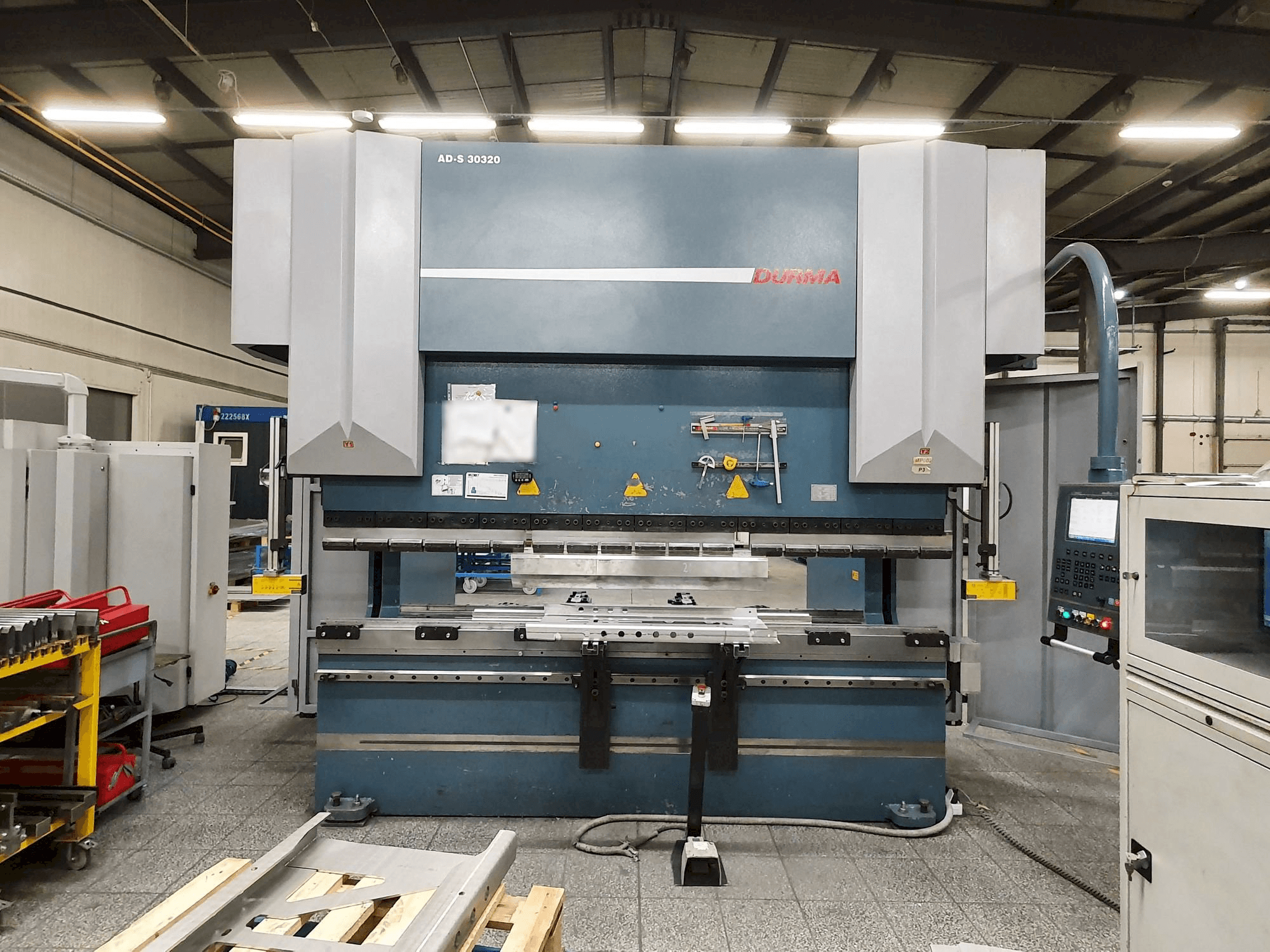 Widok z przodu maszyny Durma AD-S 30320