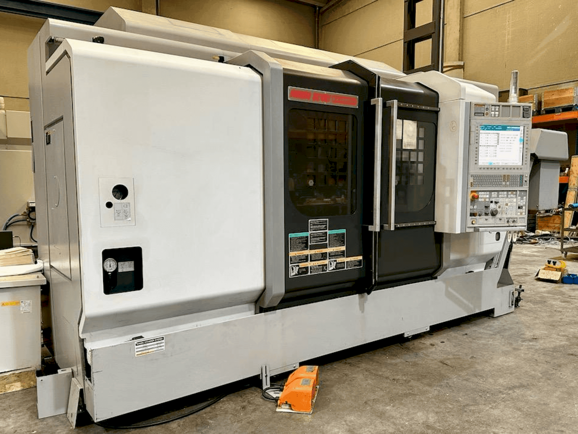 Widok z przodu maszyny MORI SEIKI NZX 2500/1000Y