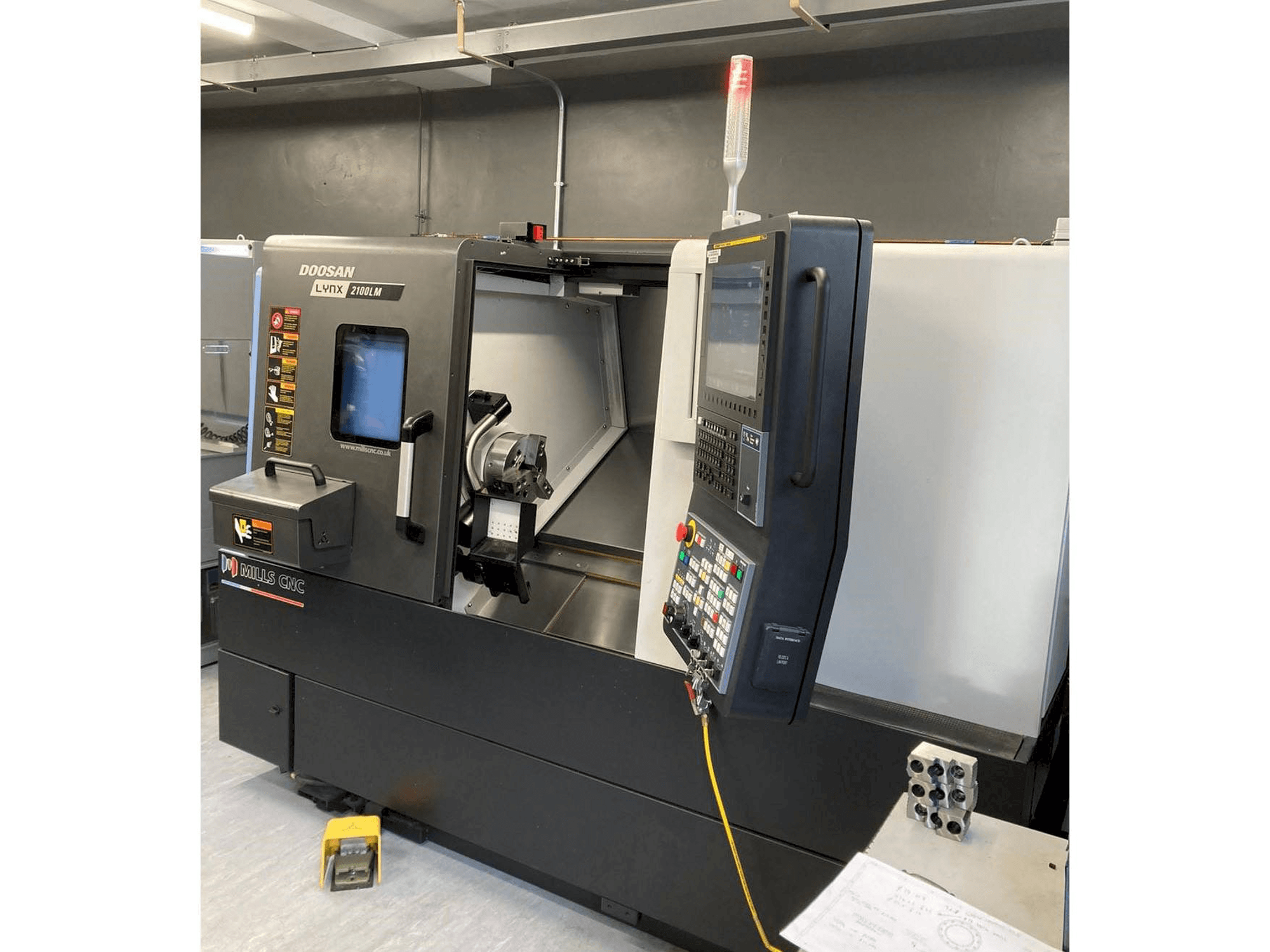 Widok z przodu maszyny Doosan Lynx 2100 LMB