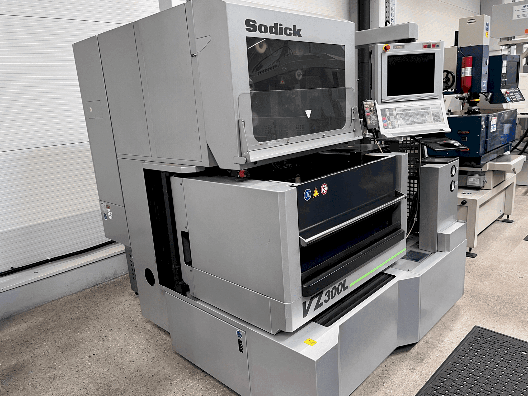 Widok lewej strony maszyny Sodick VZ 300L