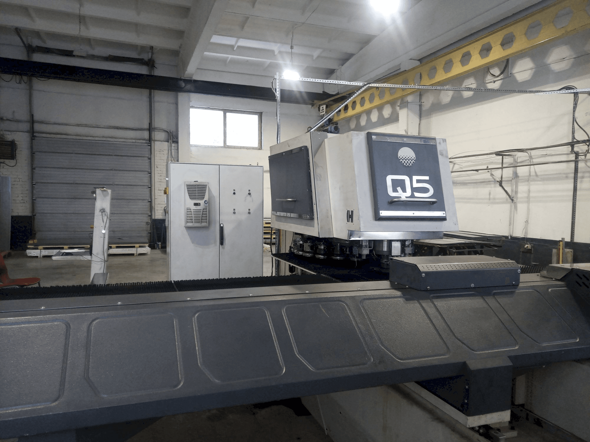 Widok z przodu maszyny HACO Q5 – 3030 – 20 I