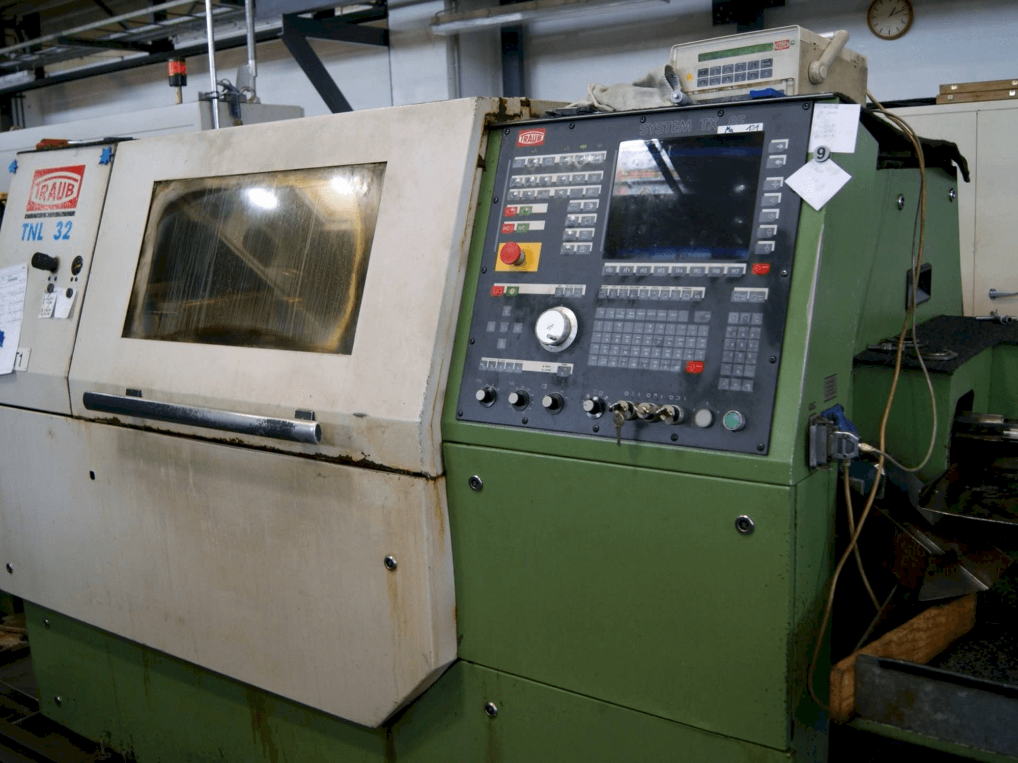 Widok z przodu maszyny TRAUB TNL 32G