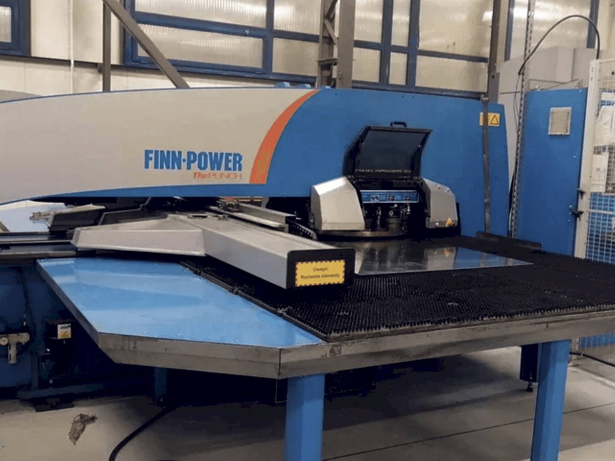 Widok z przodu maszyny Finn-Power E5x