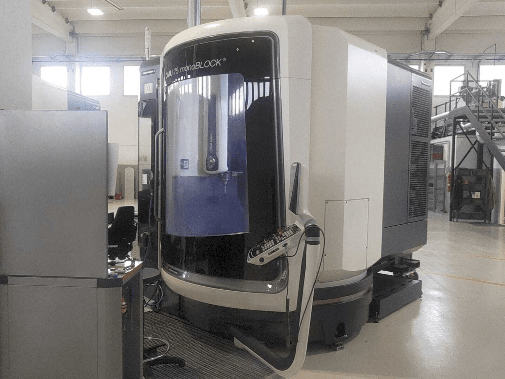 Widok z przodu maszyny DMG MORI DMU 75 monoBLOCK