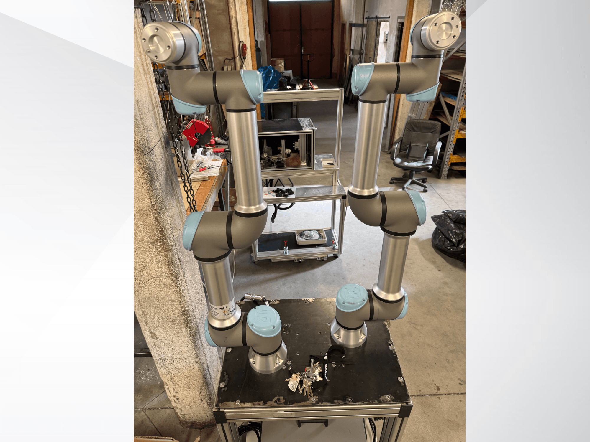 Ramię robota UR5e firmy Universal Robots przedstawione w widoku z góry, ukazujące wieloprzegubową aluminiową konstrukcję oraz szaro-niebieskie przeguby.