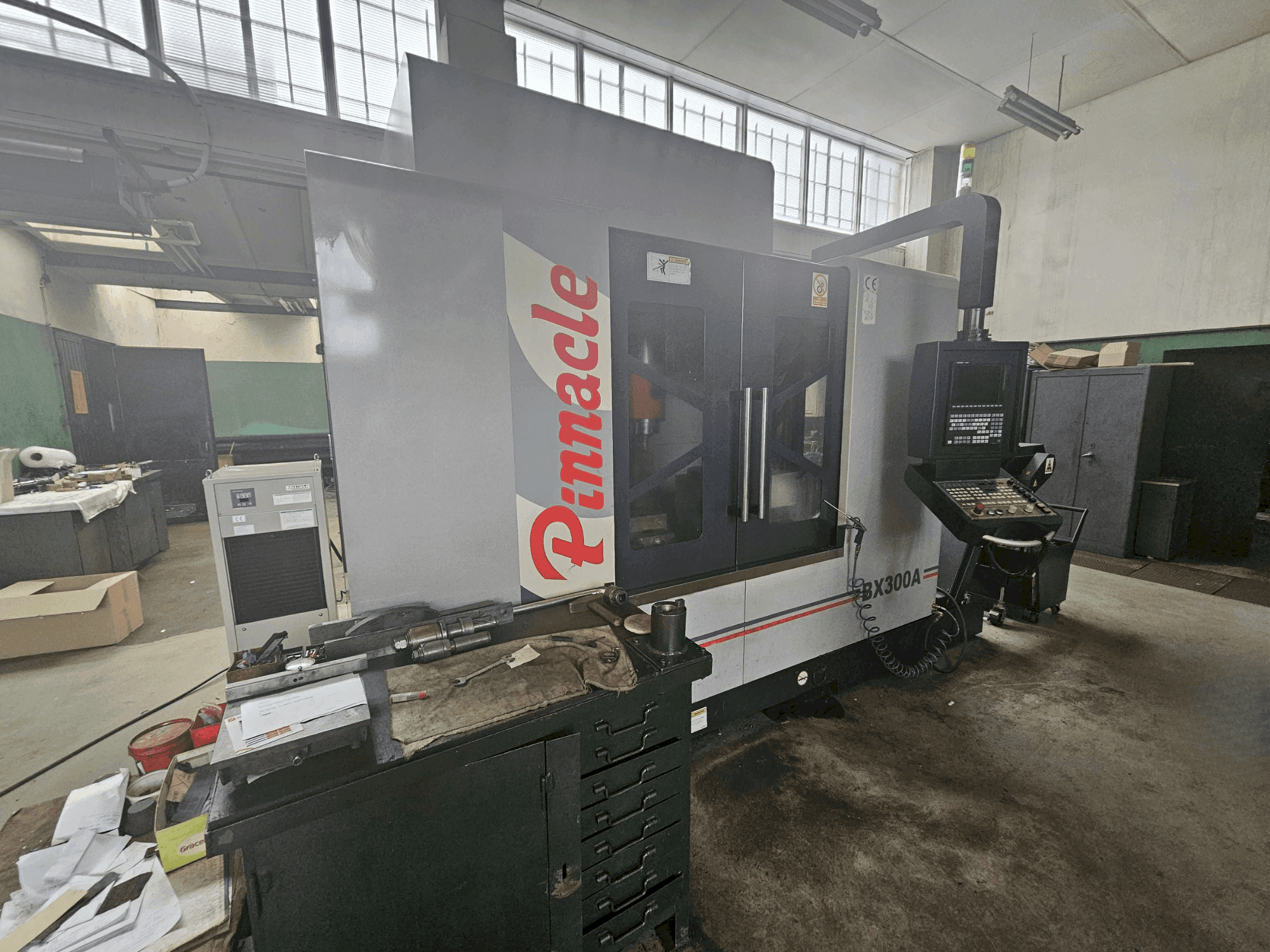 Widok z przodu maszyny Pinnacle BX300A