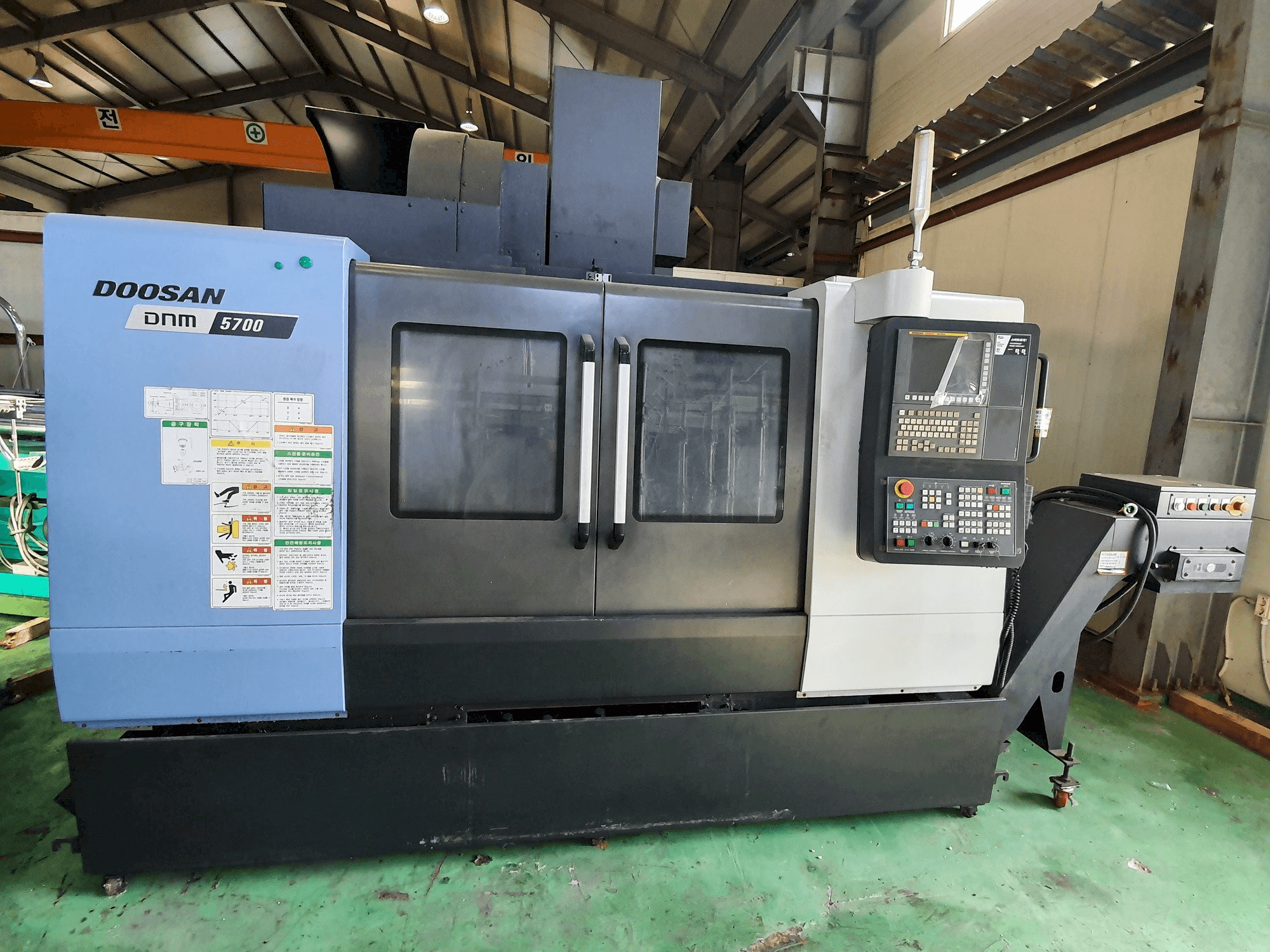 Widok z przodu maszyny Doosan DNM5700