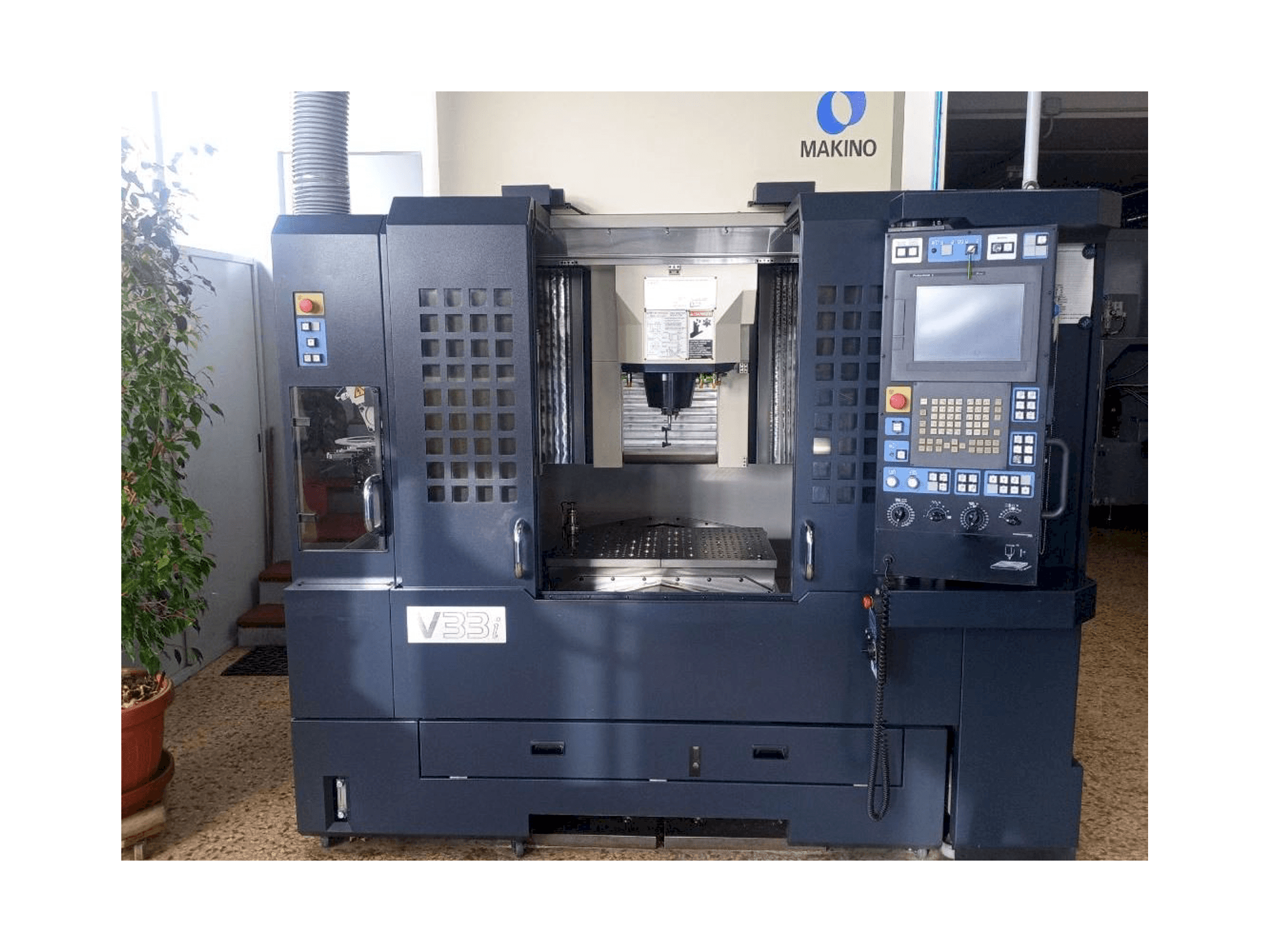 Widok z przodu maszyny Makino V33i A15F