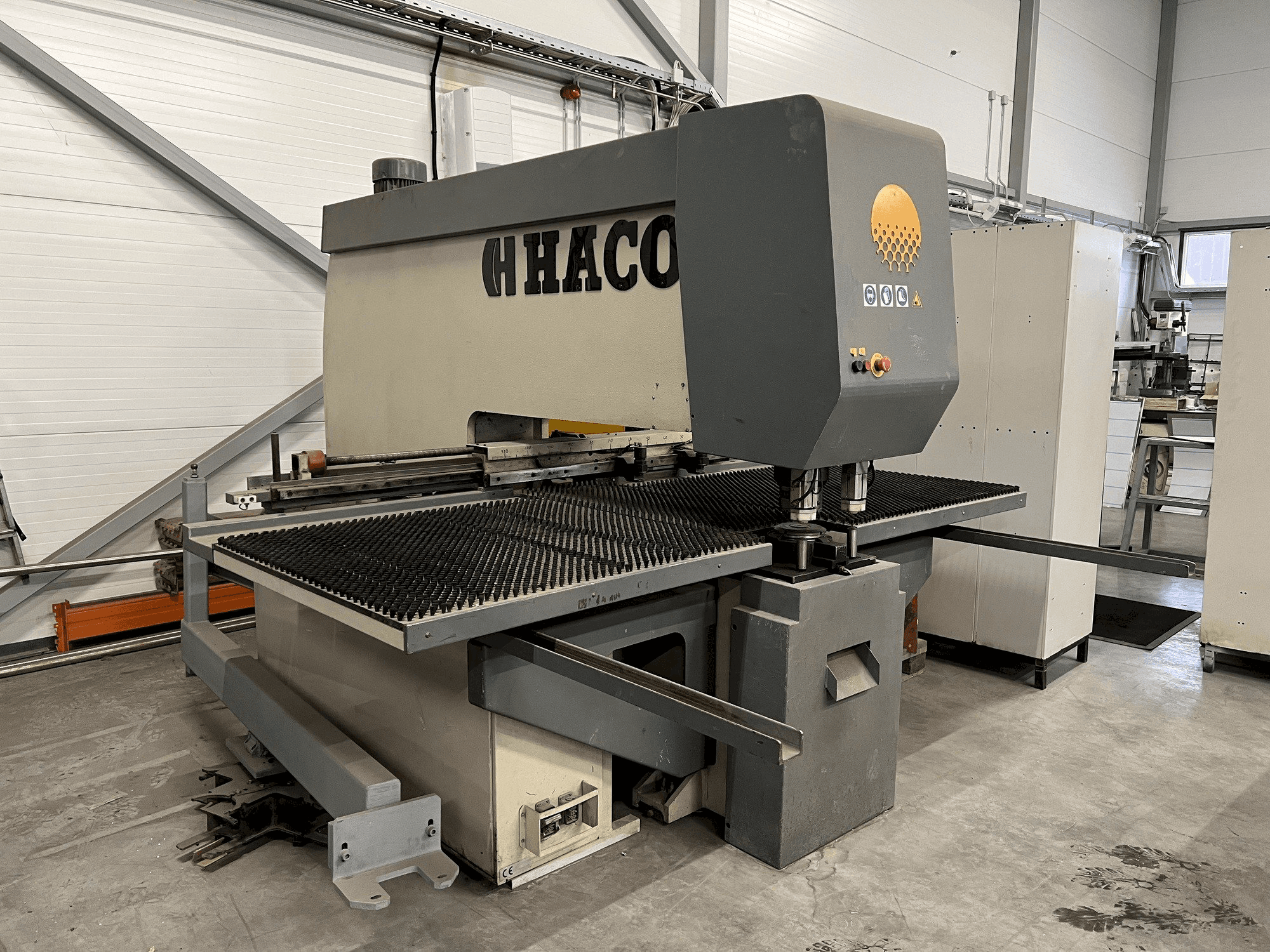Widok z przodu maszyny HACO PM 310V-3