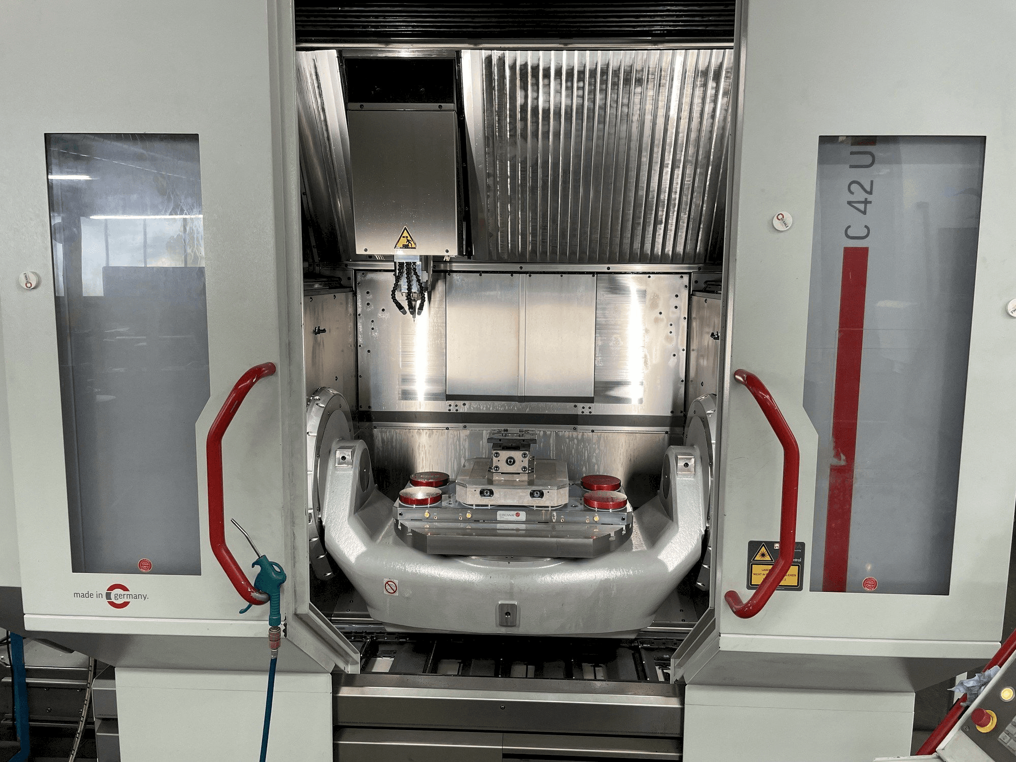Widok z przodu maszyny HERMLE C 42 U
