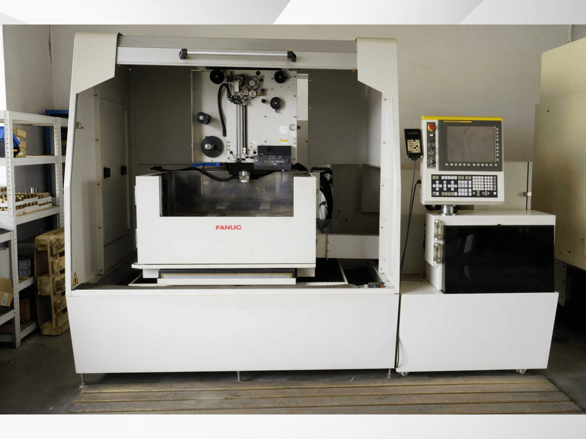 Maszyna do elektroerozji drutowej FANUC ROBOCUT alpha-1iD – widok z przodu przedstawiający panel sterowania oraz elementy obszaru roboczego.